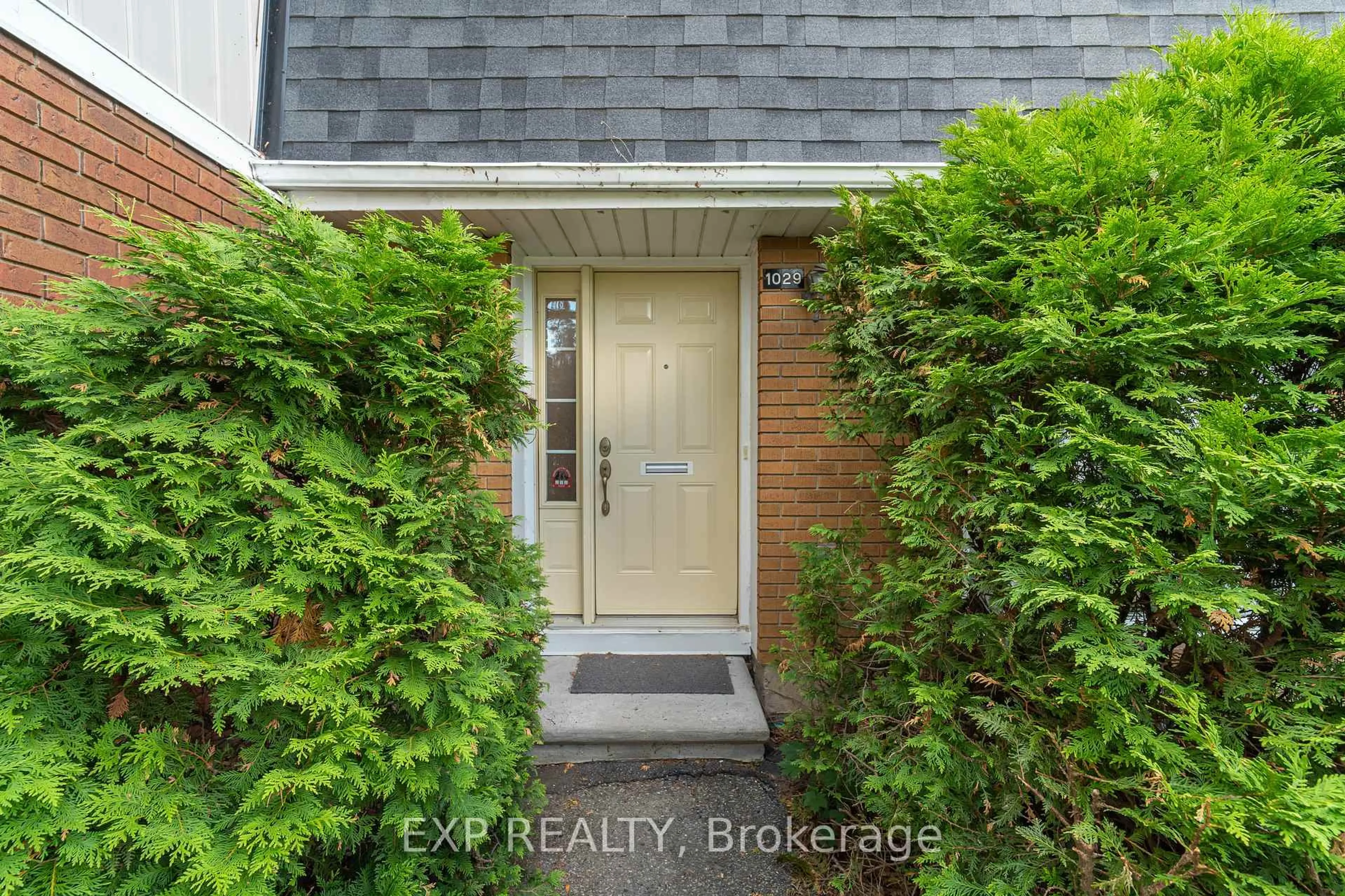 Indoor entryway for 1029 Meadowlands Dr #65, Ottawa Ontario K2C 0K5