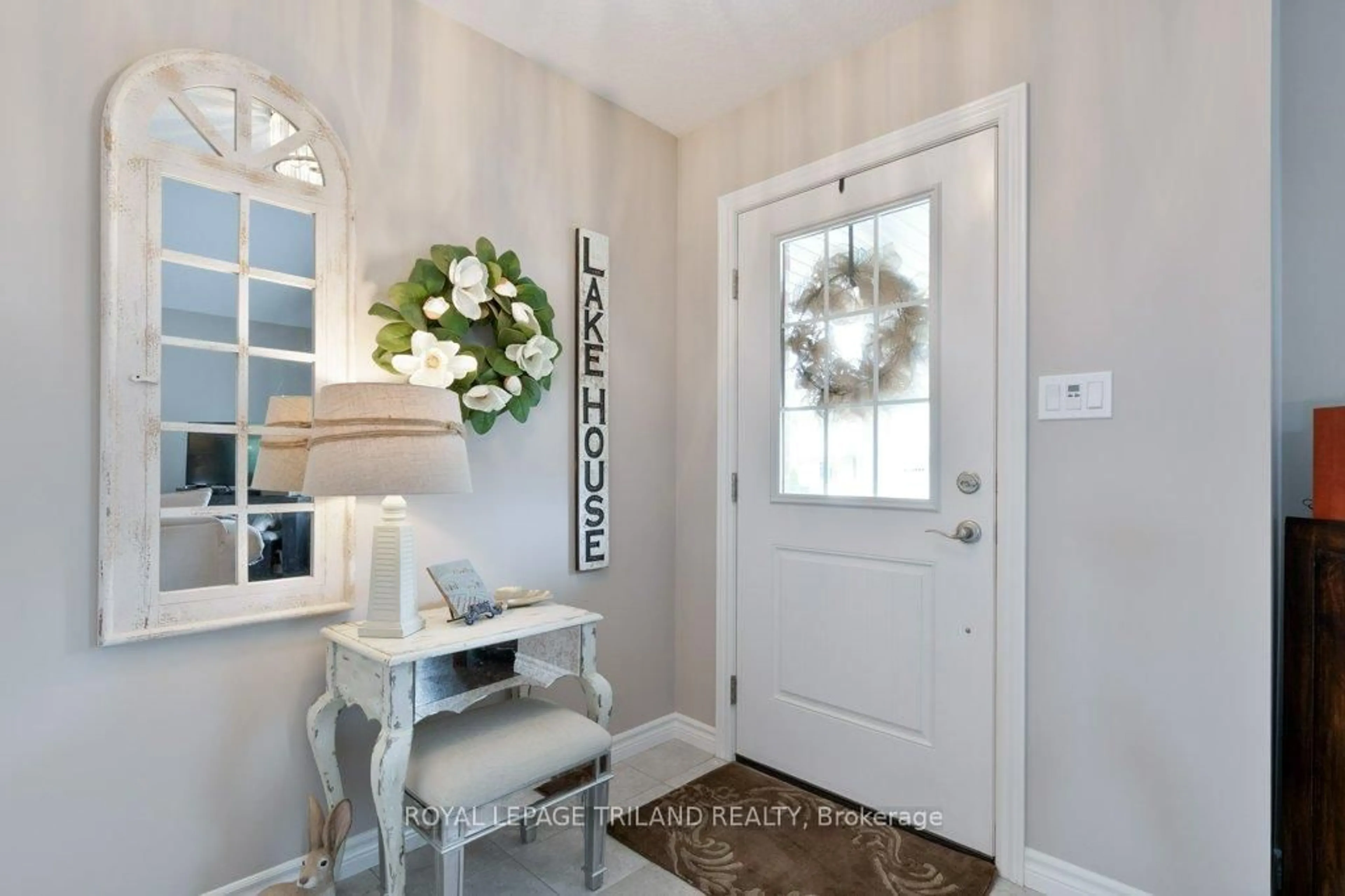 Indoor entryway for 401 Beamish St, Central Elgin Ontario N5L 0A7