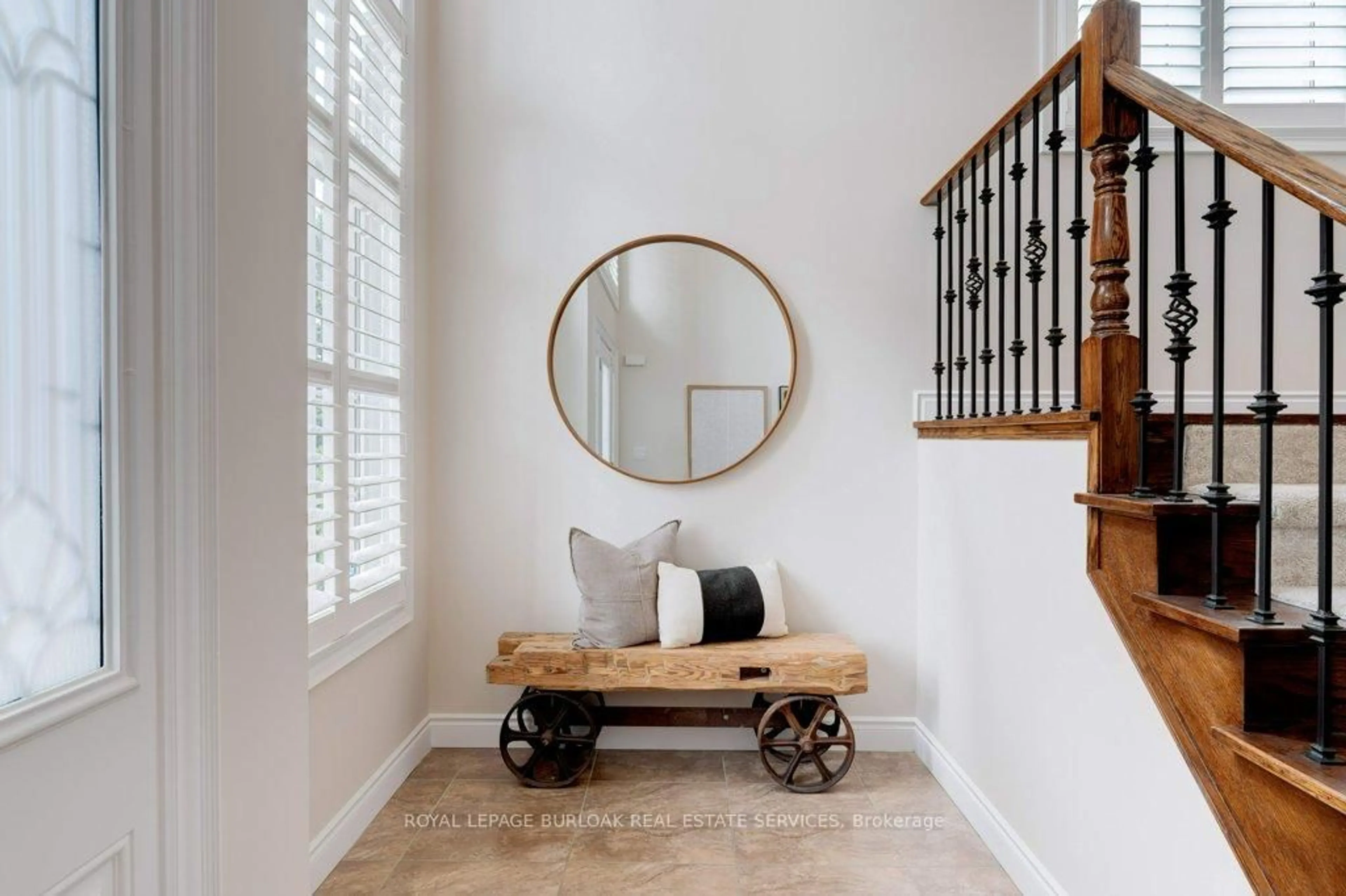 Indoor entryway for 47 Premier Rd, Hamilton Ontario L0R 2H6