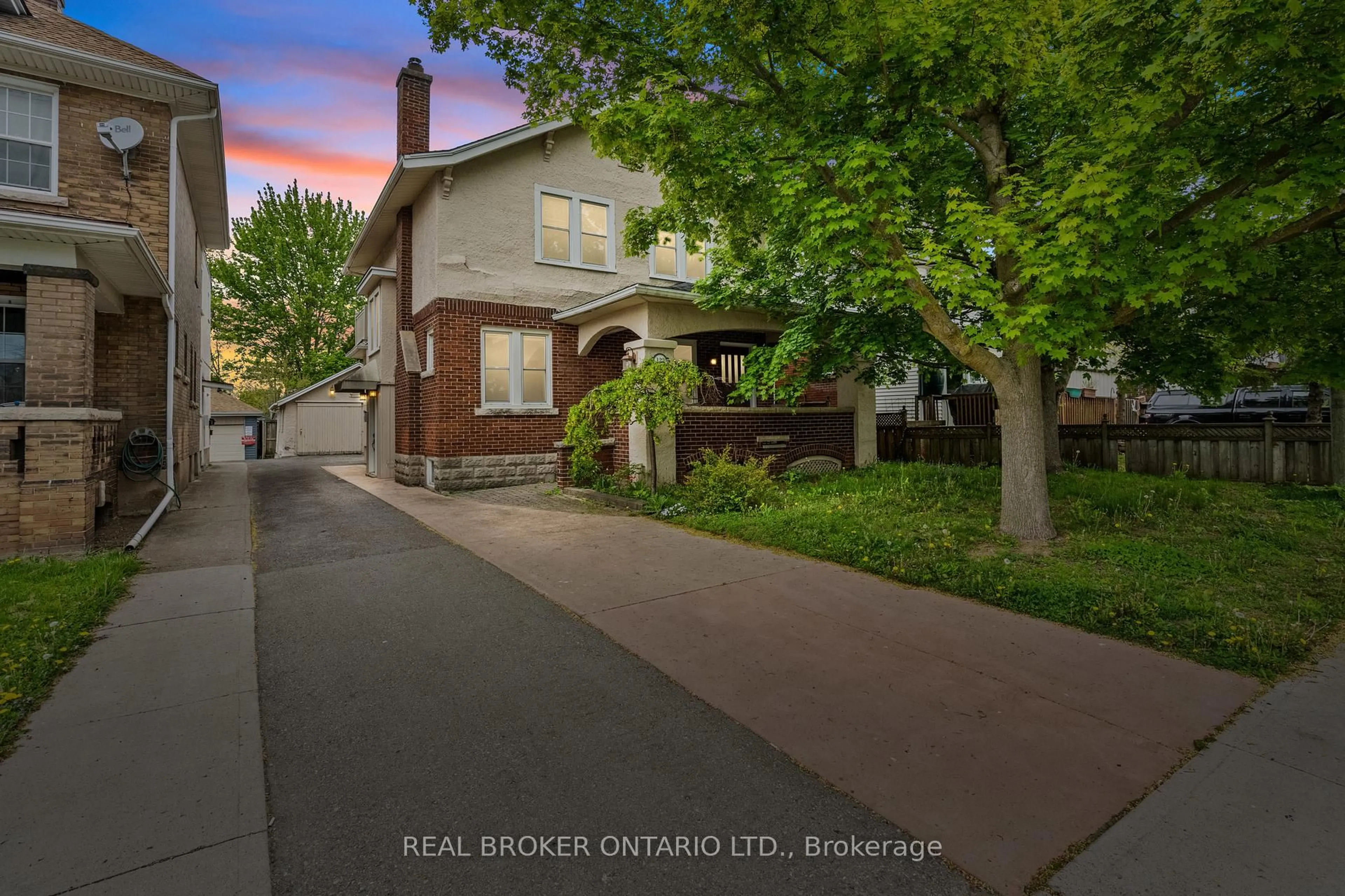 A pic from outside/outdoor area/front of a property/back of a property/a pic from drone, street for 122 Dorothy St, Welland Ontario L3B 3V9