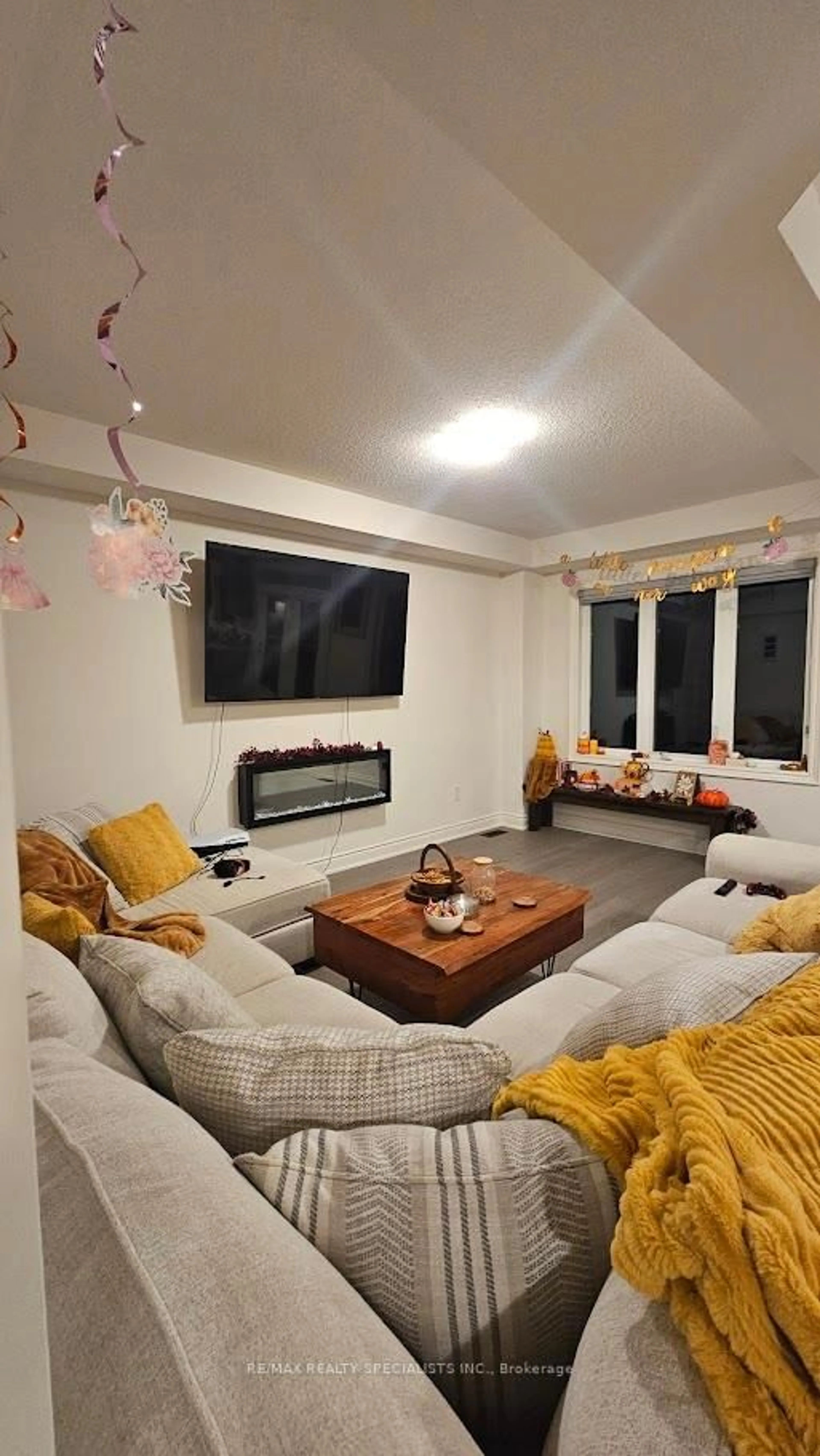 Living room with furniture, unknown for 120 BLOOMFIELD Cres, Cambridge Ontario N1R 5S2