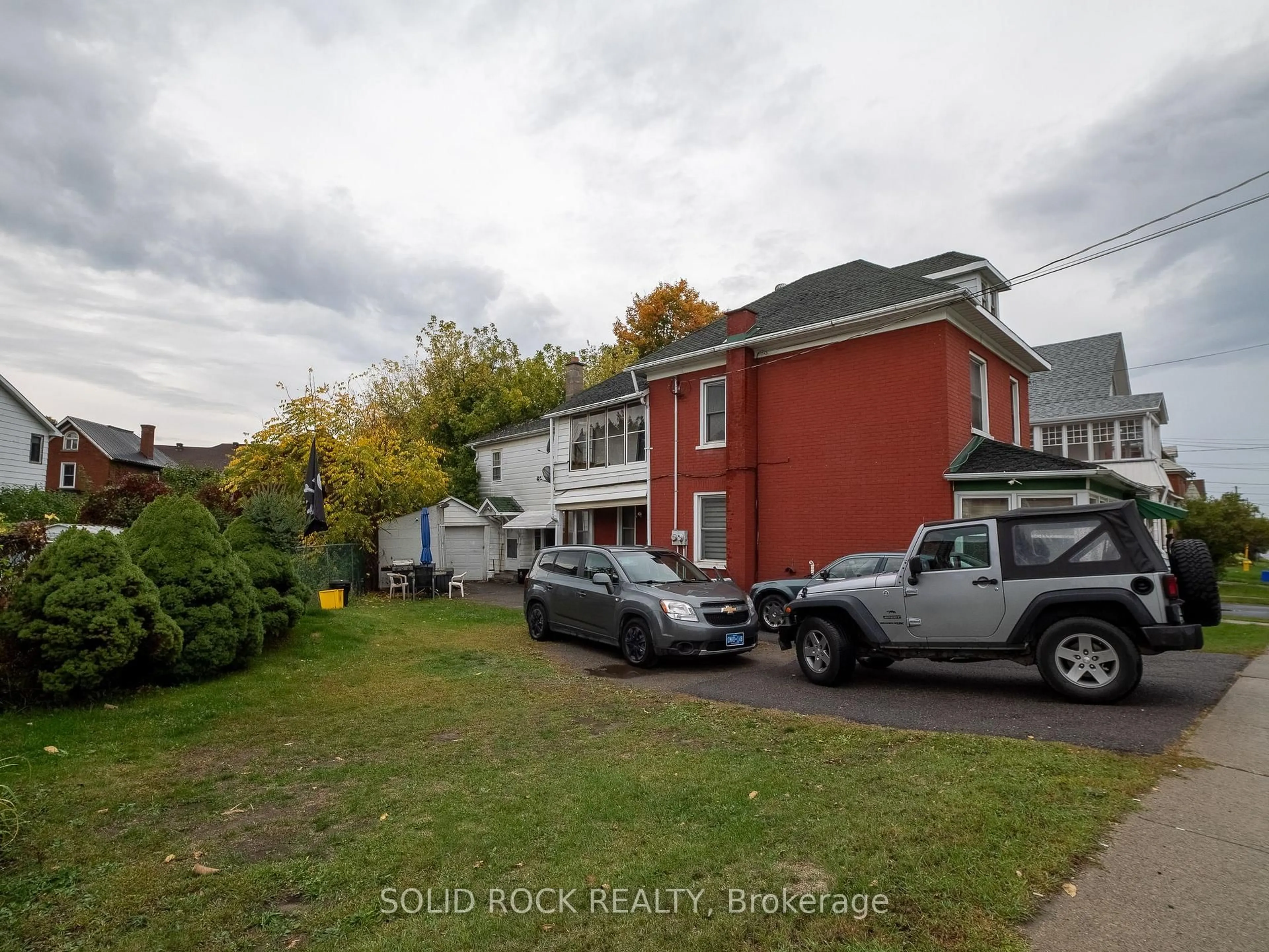 A pic from outside/outdoor area/front of a property/back of a property/a pic from drone, street for 98 Elmsley St, Smiths Falls Ontario K7A 2H2