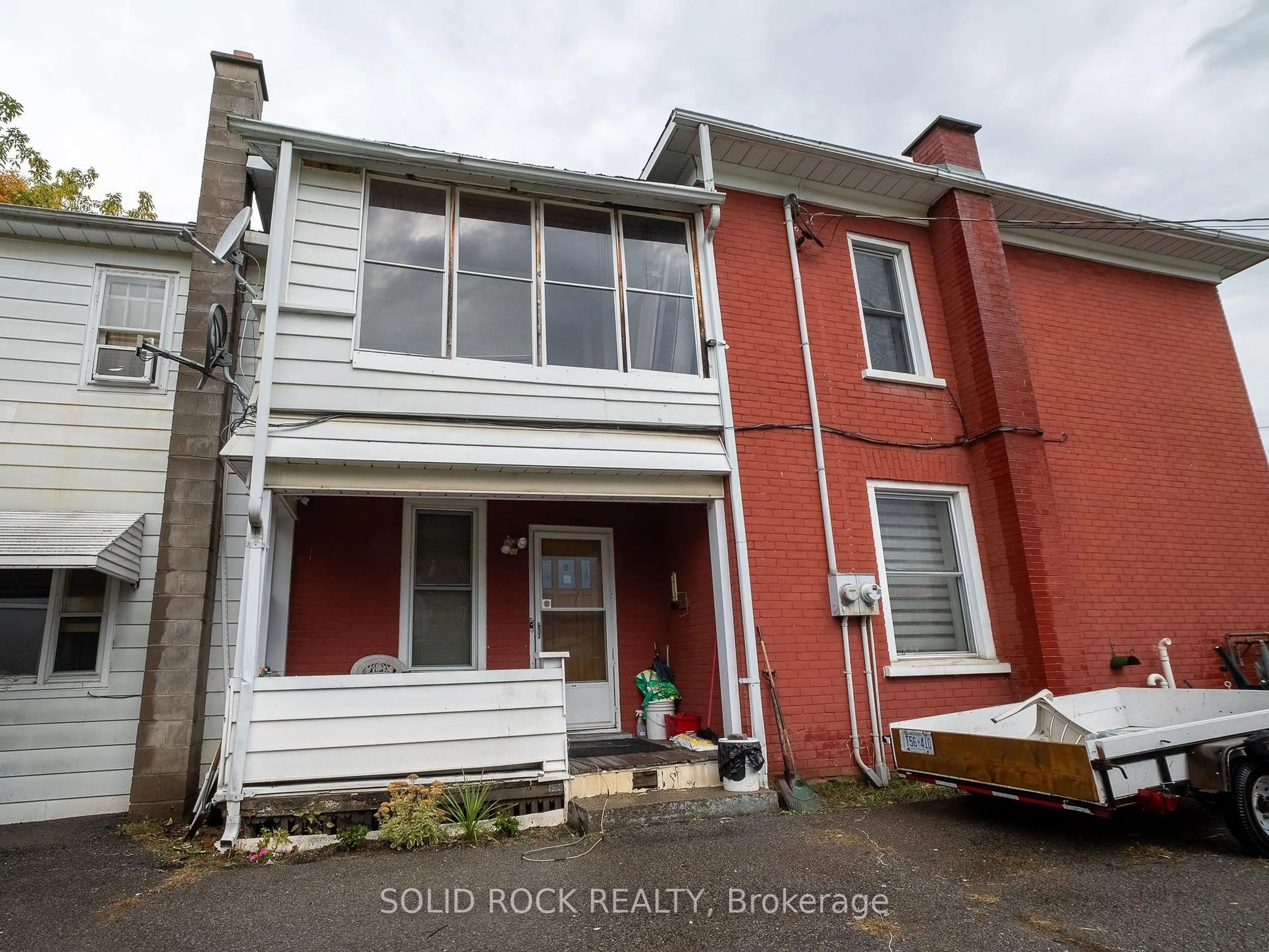 A pic from outside/outdoor area/front of a property/back of a property/a pic from drone, building for 98 Elmsley St, Smiths Falls Ontario K7A 2H2