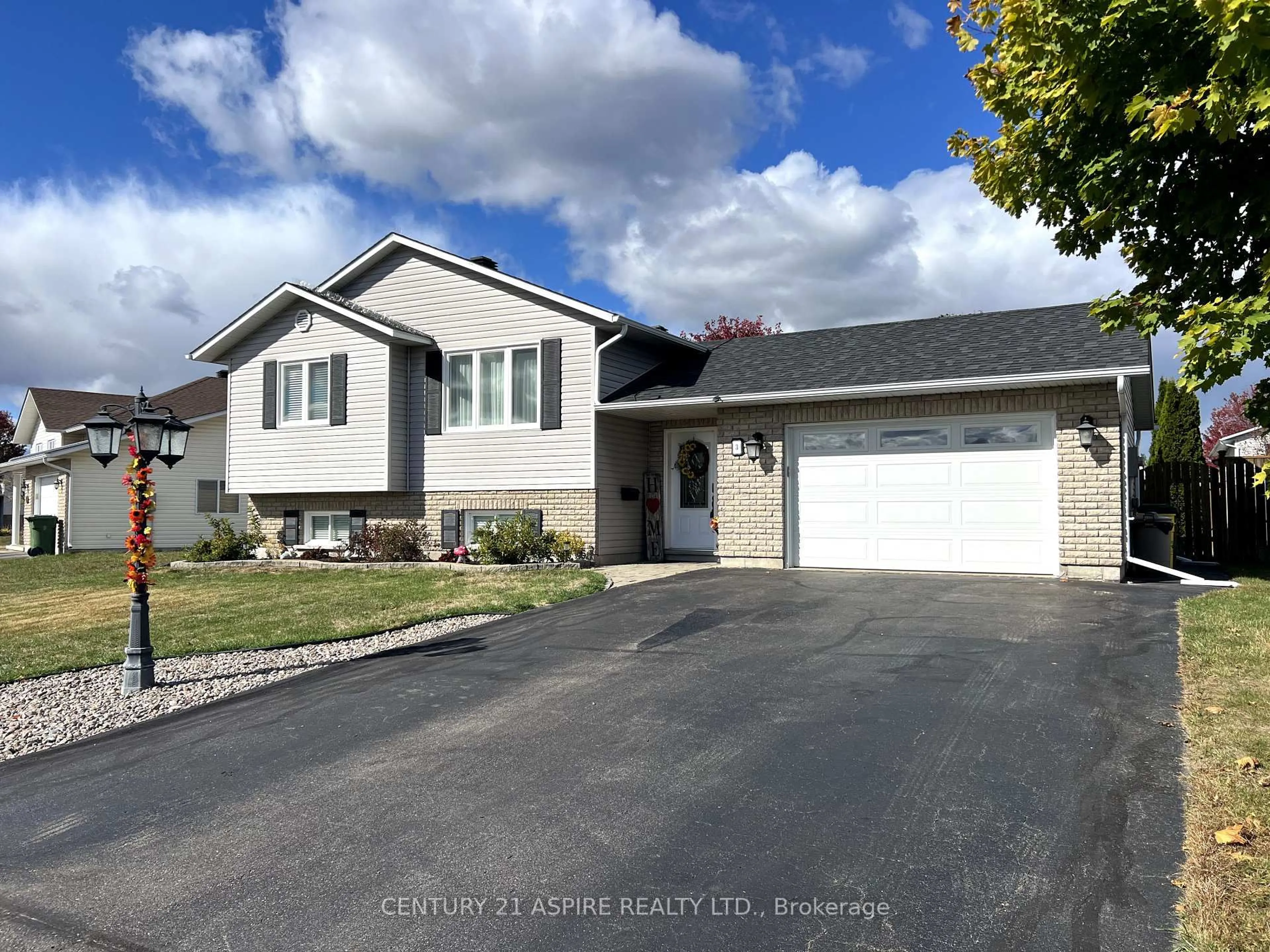 Home with vinyl exterior material, street for 3 Morning Star St, Petawawa Ontario K8H 0A1