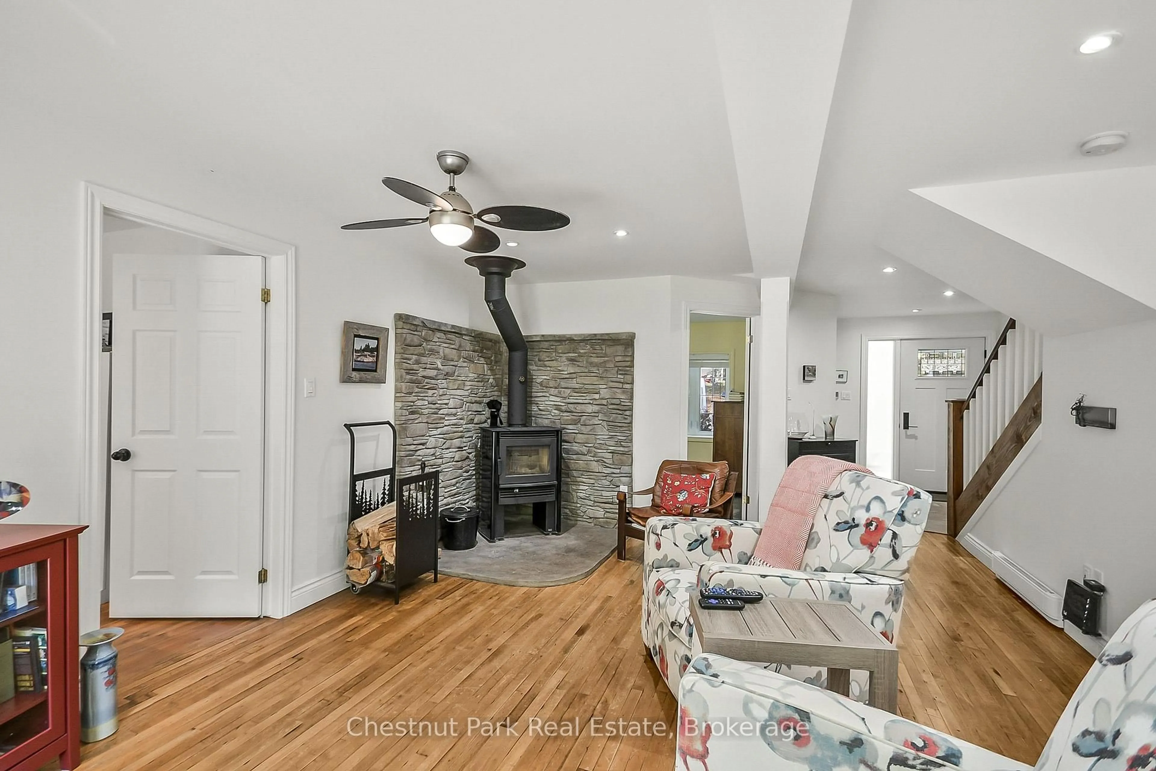 Living room with furniture, unknown for 1226 Milford Bay Rd, Muskoka Lakes Ontario P0B 1E0