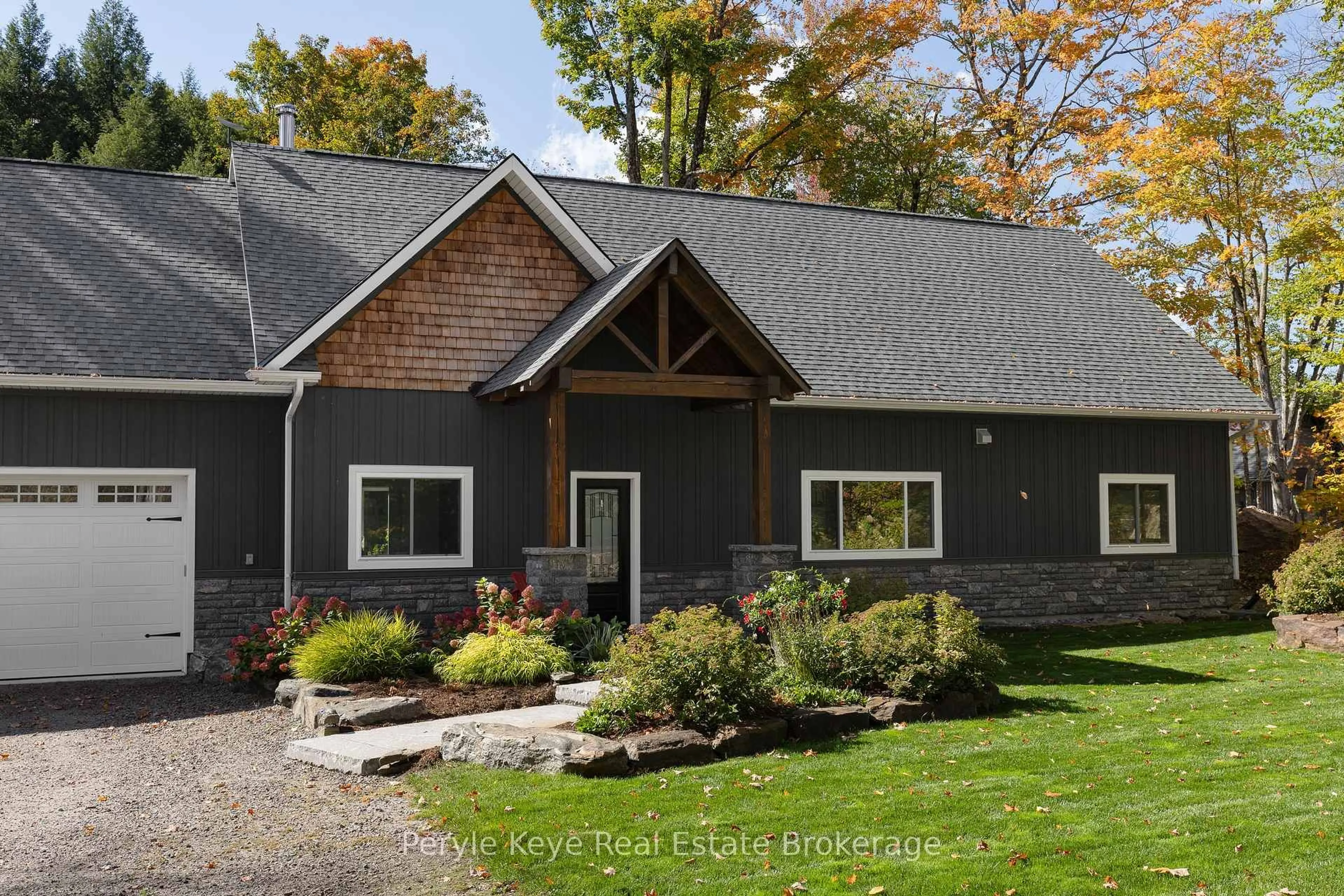 Home with vinyl exterior material, unknown for 1100 Xavier St, Gravenhurst Ontario P0E 1G0