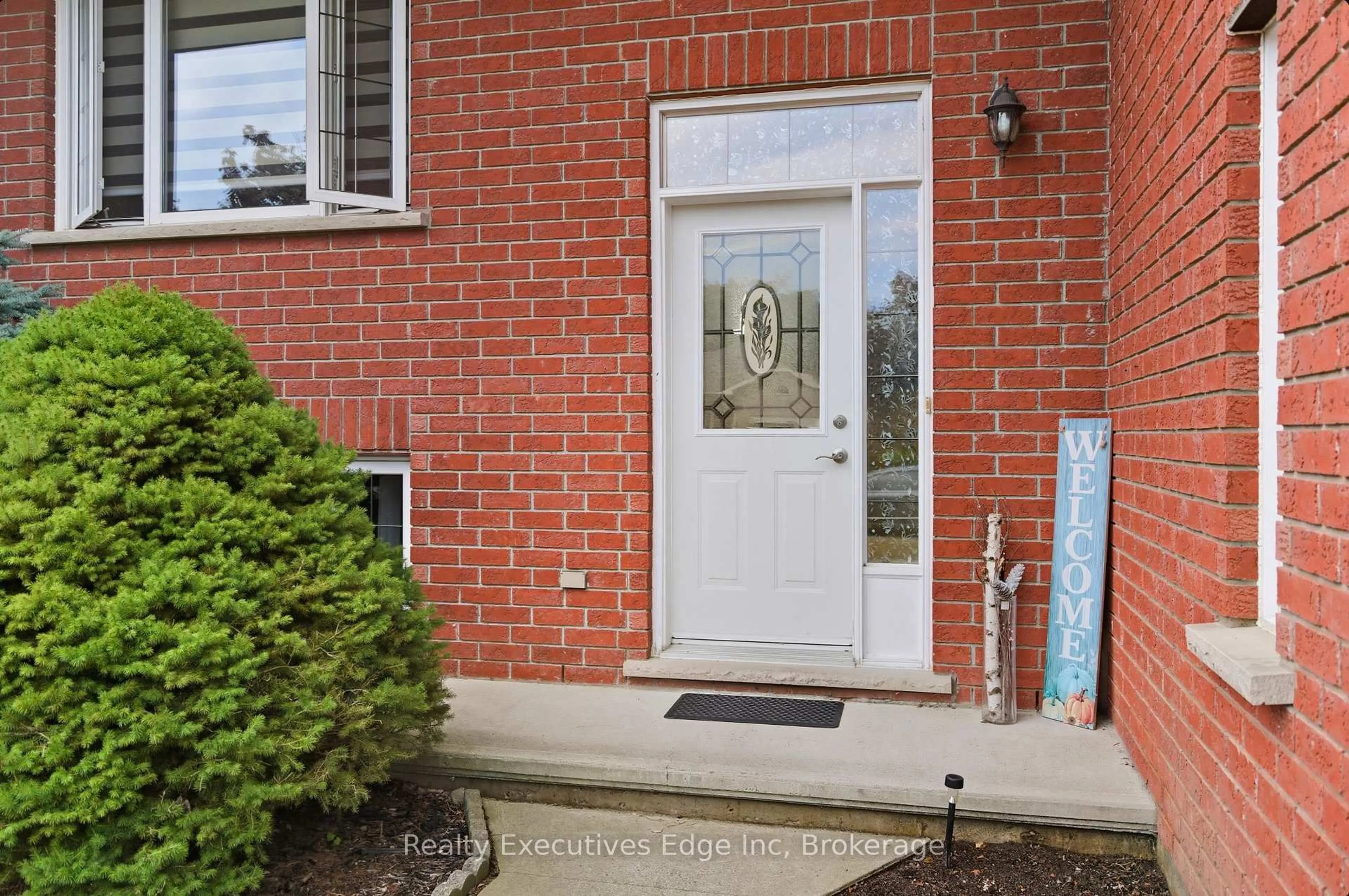 Indoor entryway for 20 Landon Ave, Norfolk Ontario N3Y 5J8