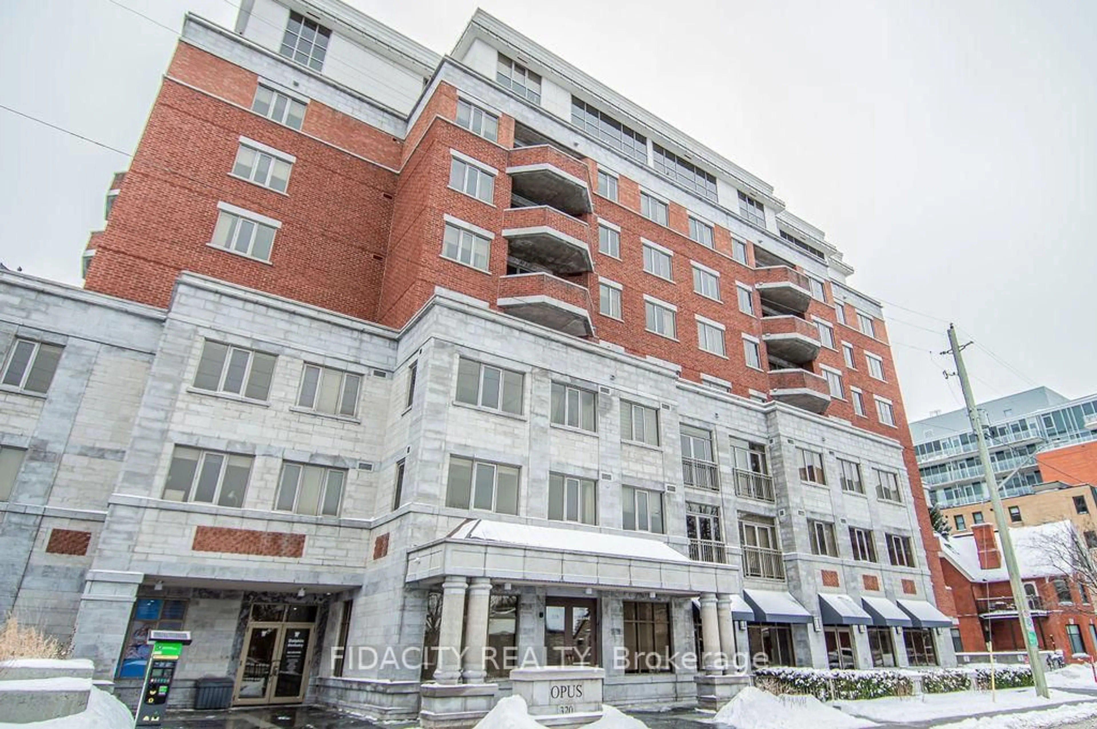 Patio, building for 320 Mcleod St #503, Ottawa Ontario K2P 1A3