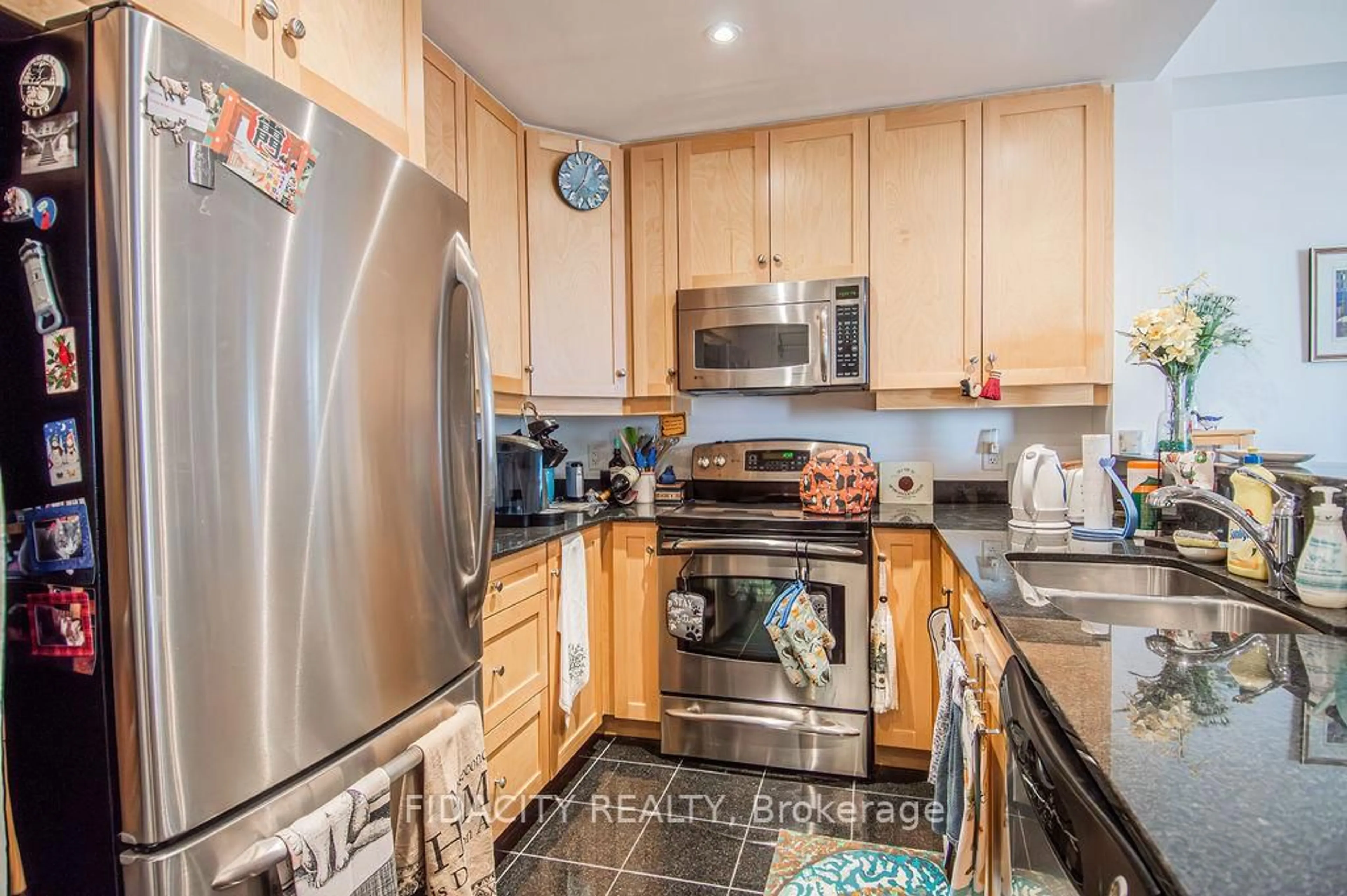 Standard kitchen, unknown for 320 Mcleod St #503, Ottawa Ontario K2P 1A3