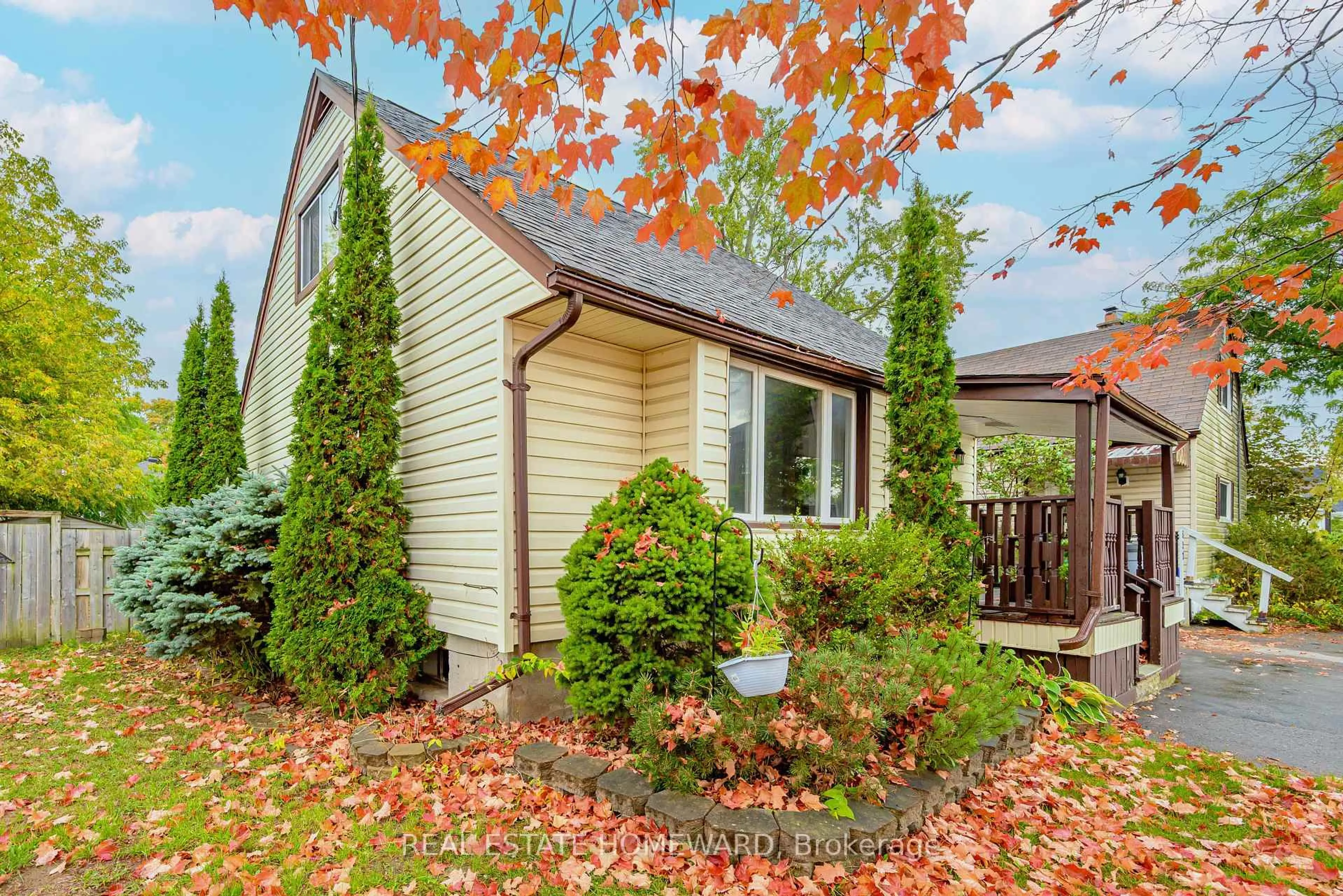 Home with vinyl exterior material, street for 521 O'CONNELL Rd, Peterborough Ontario K9J 4E2