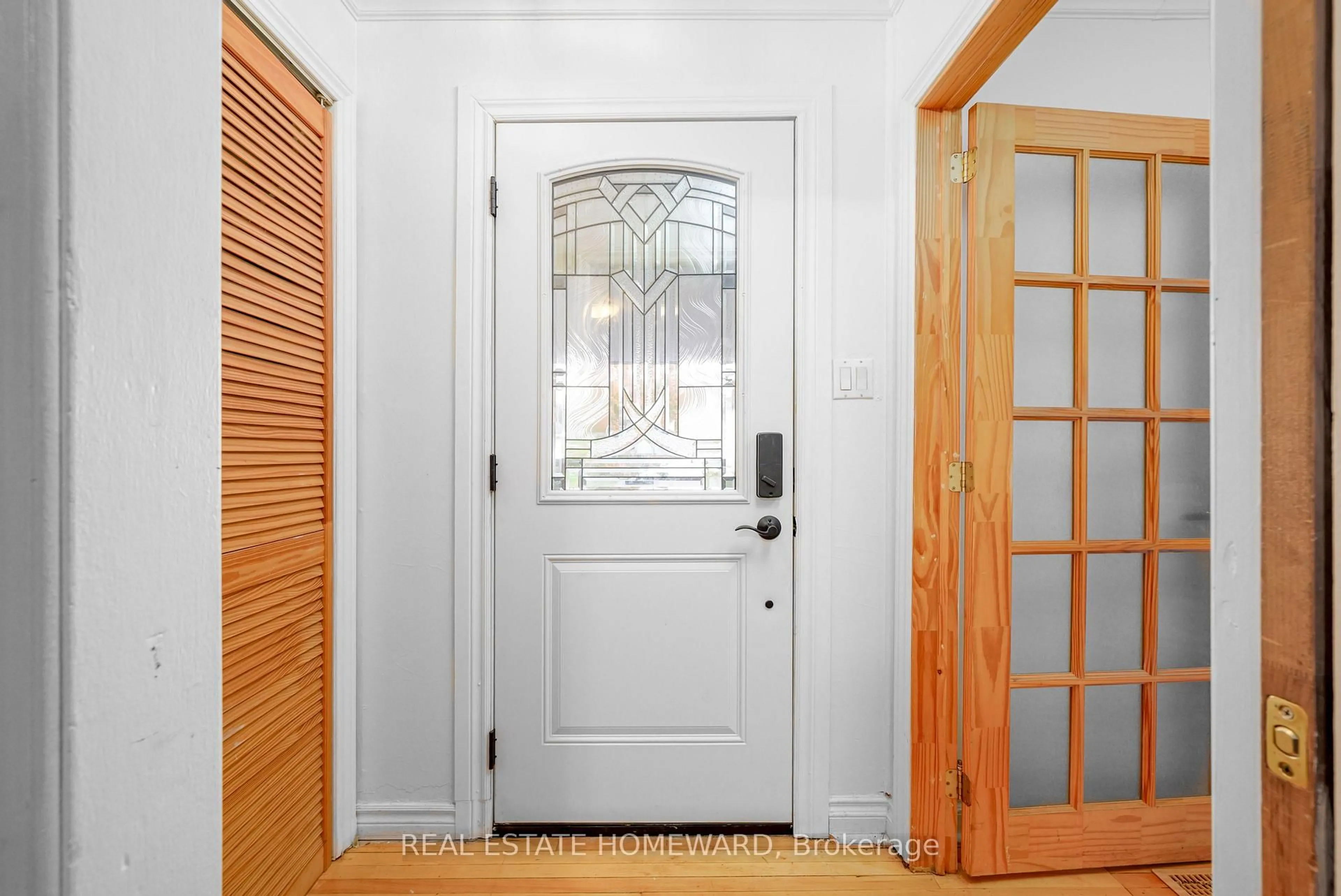 Indoor entryway for 521 O'CONNELL Rd, Peterborough Ontario K9J 4E2