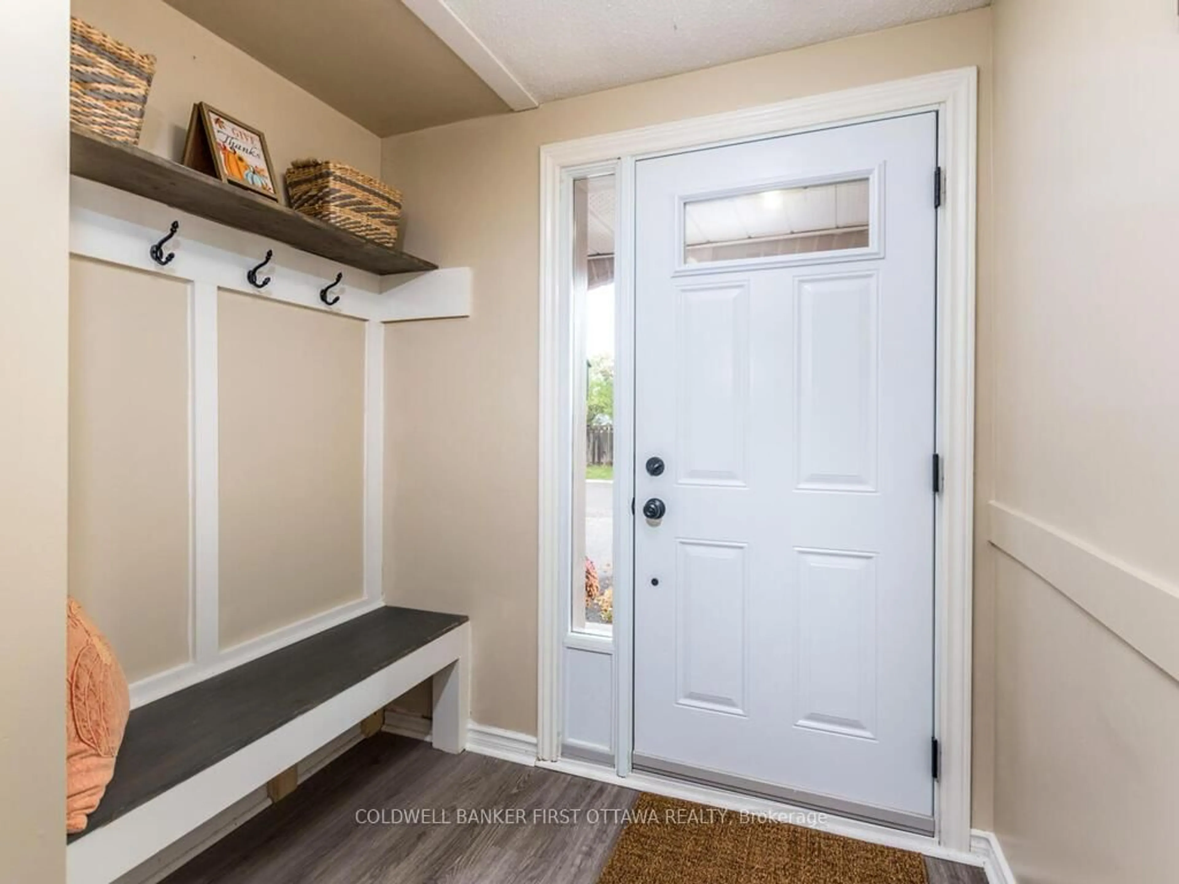 Indoor entryway for 86 Lightfoot Pl, Ottawa Ontario K2L 3L9