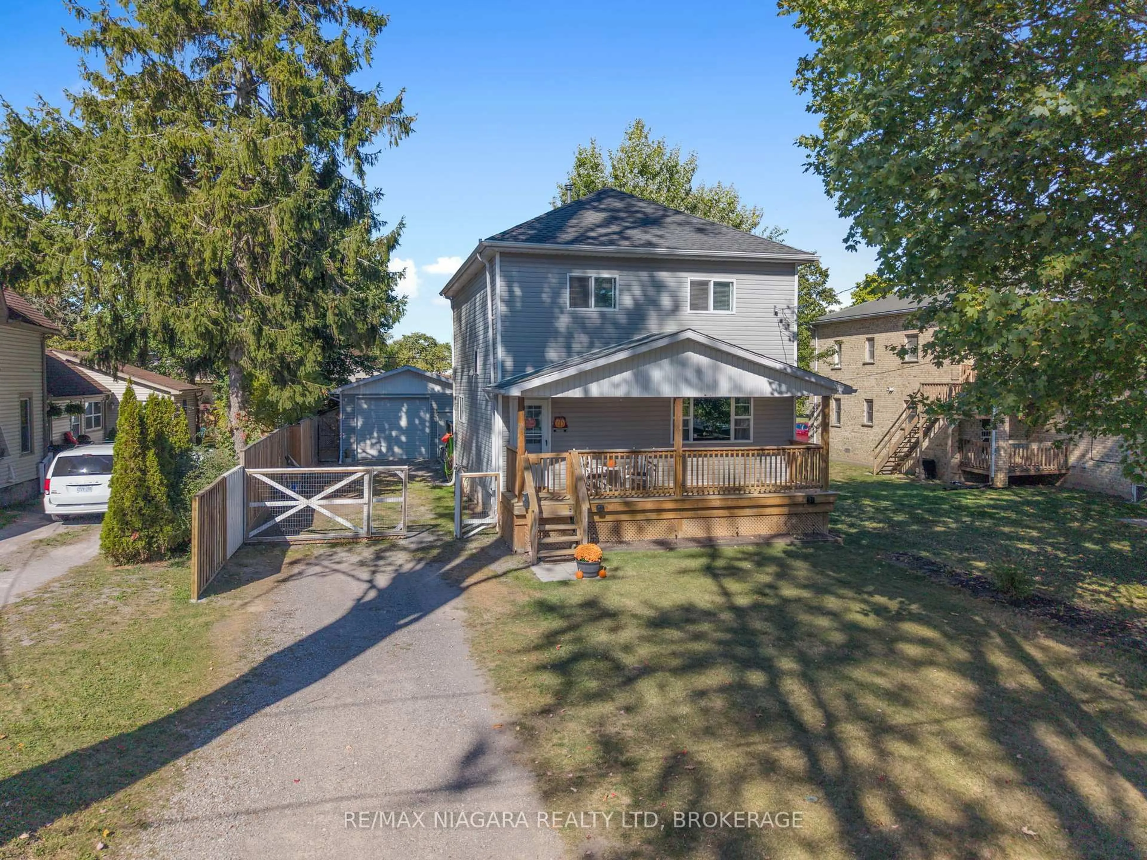 A pic from outside/outdoor area/front of a property/back of a property/a pic from drone, unknown for 31 Murray St, Fort Erie Ontario L2A 2A3