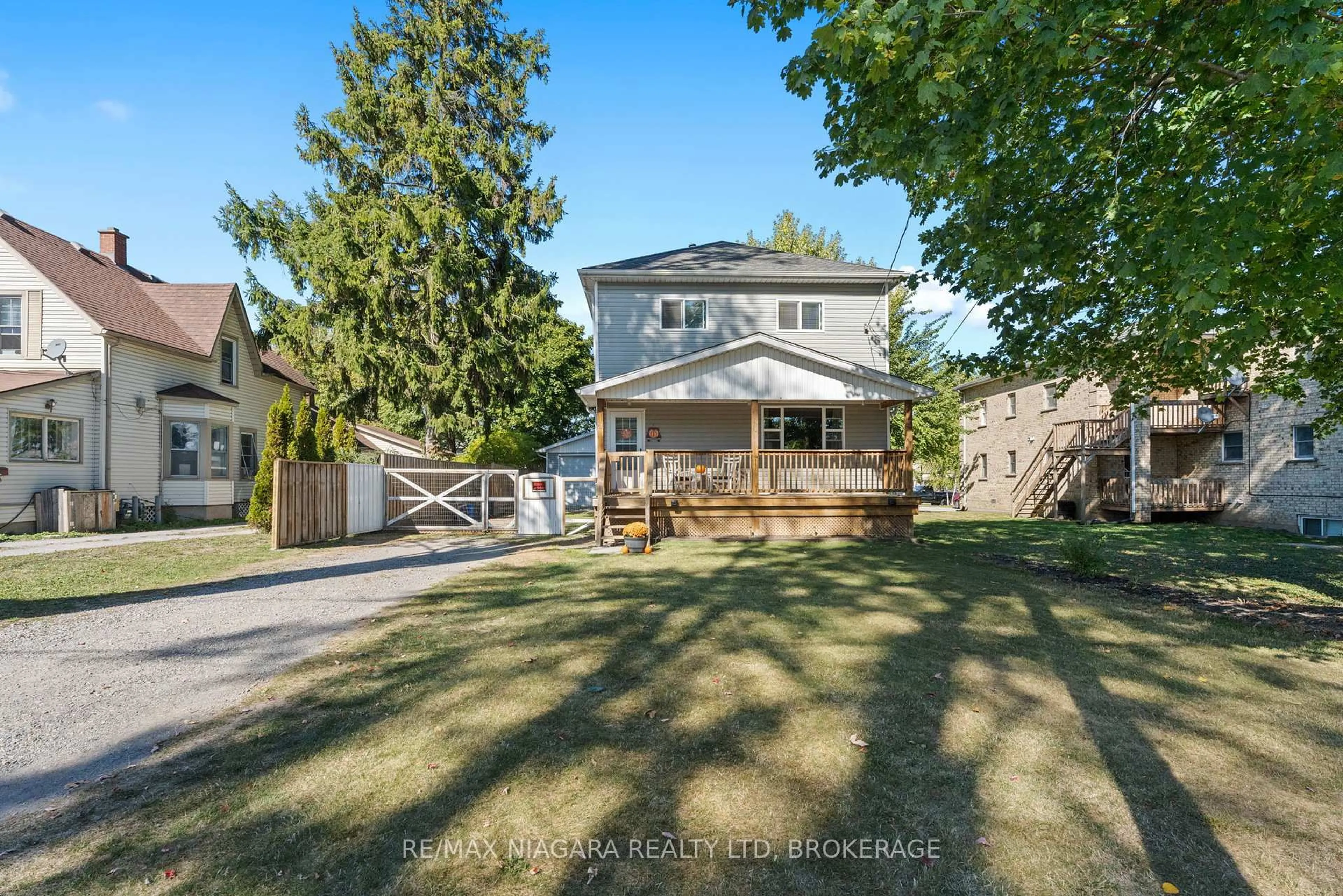 A pic from outside/outdoor area/front of a property/back of a property/a pic from drone, street for 31 Murray St, Fort Erie Ontario L2A 2A3