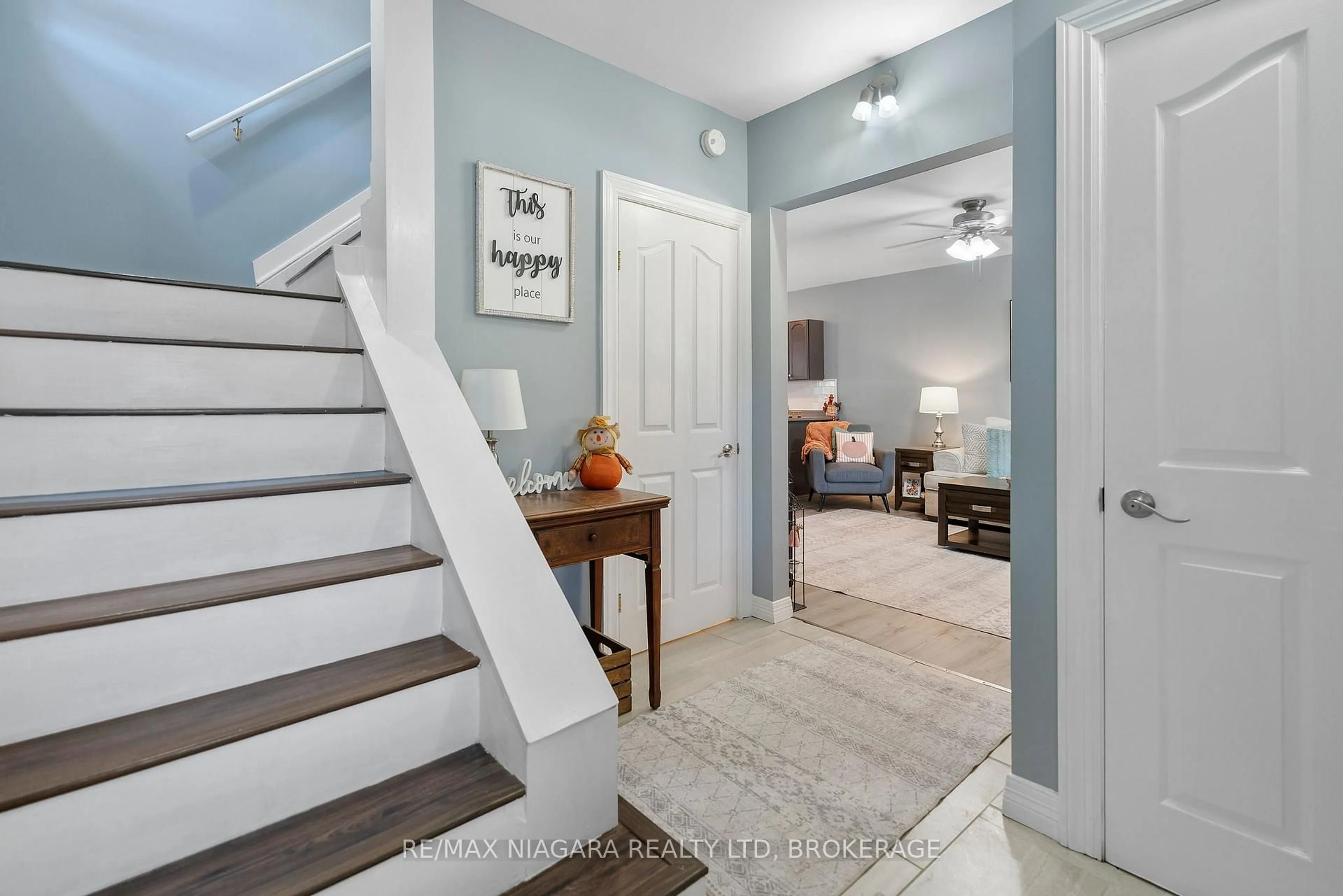 Indoor entryway for 31 Murray St, Fort Erie Ontario L2A 2A3