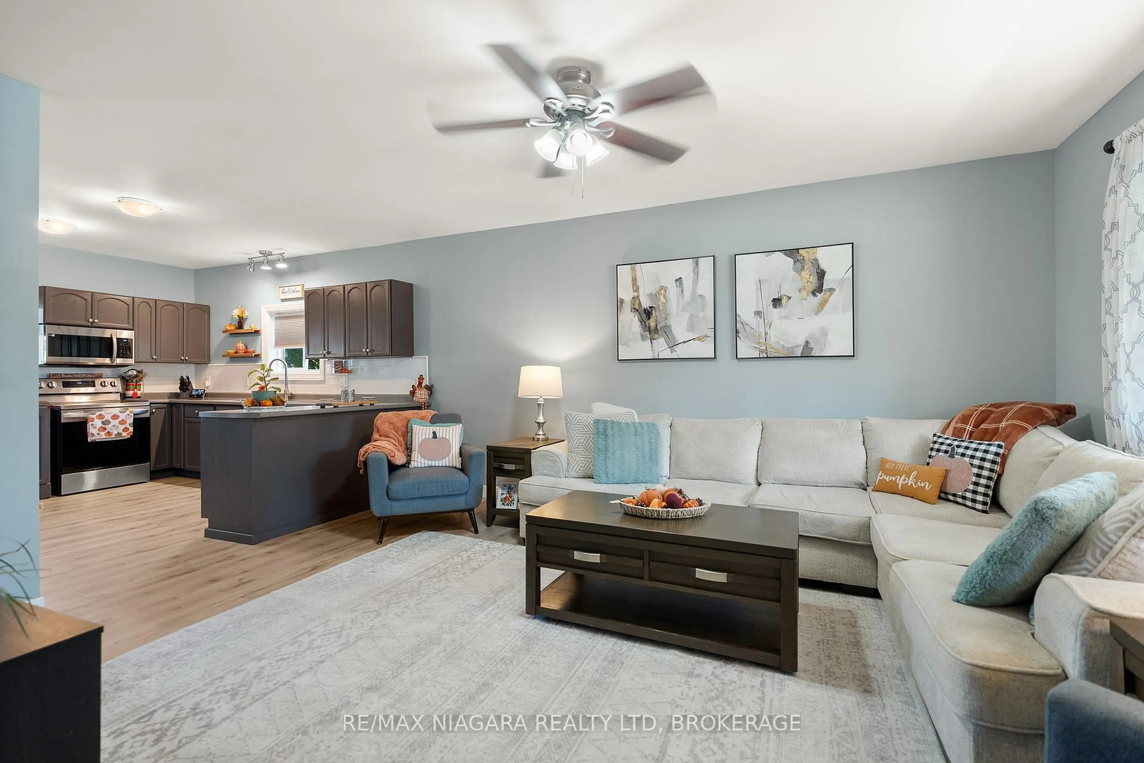Living room with furniture, unknown for 31 Murray St, Fort Erie Ontario L2A 2A3