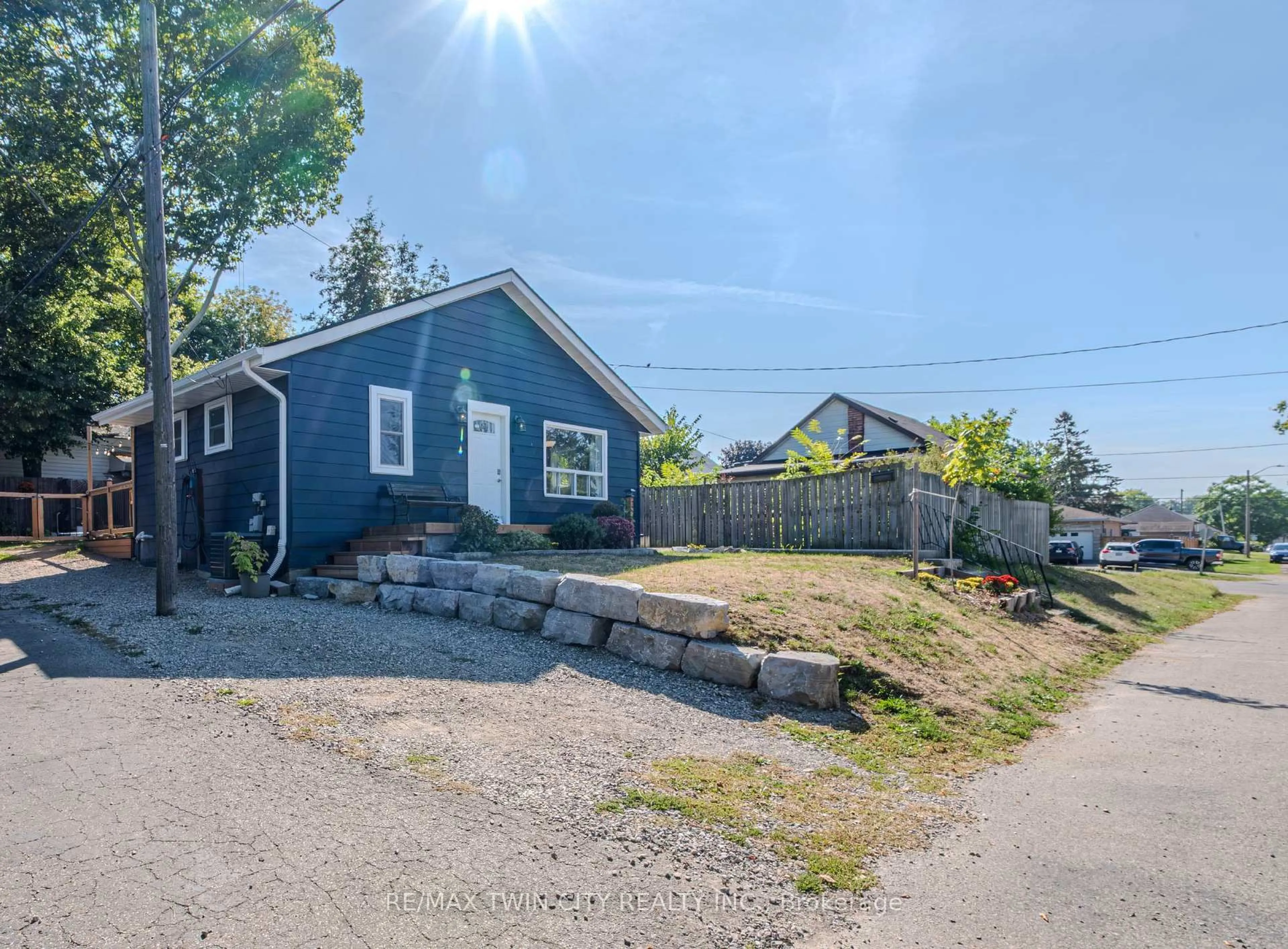 A pic from outside/outdoor area/front of a property/back of a property/a pic from drone, street for 37 Twelfth Ave, Brantford Ontario N3S 6P1