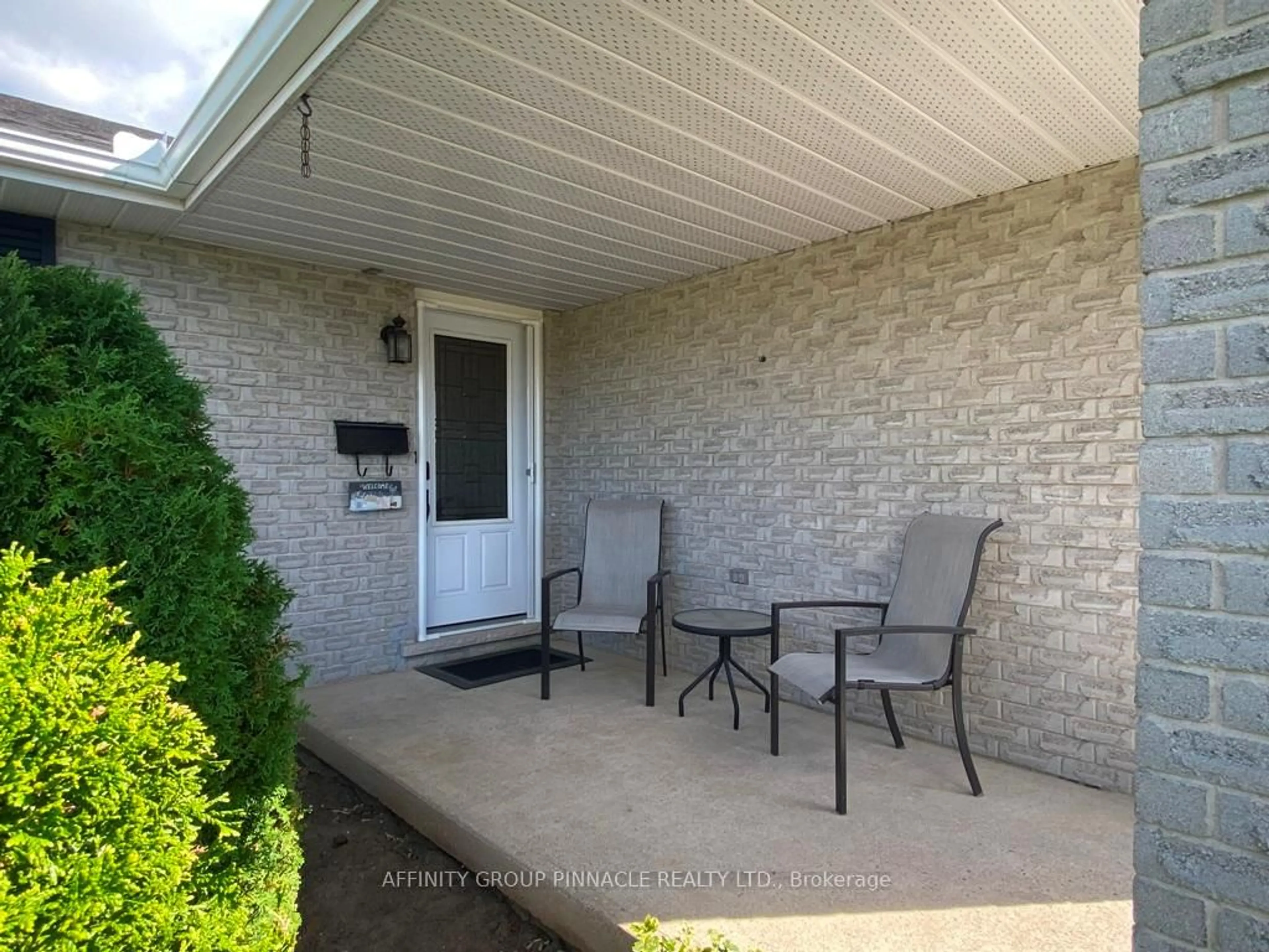 Patio, street for 292 Victoria Ave, Kawartha Lakes Ontario K9V 6A8