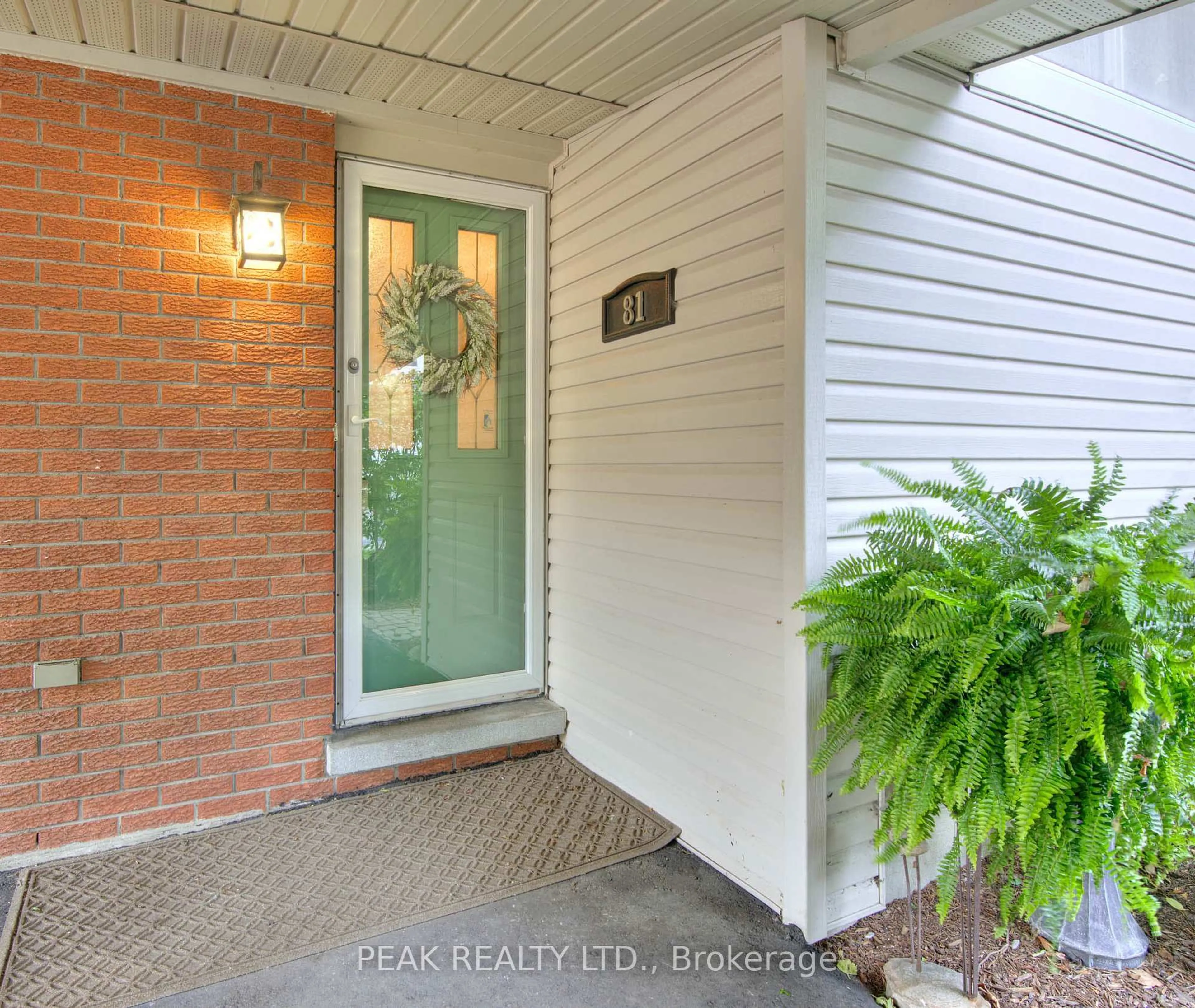 Indoor entryway for 81 Cherry Hill Dr, Kitchener Ontario N2E 1N5