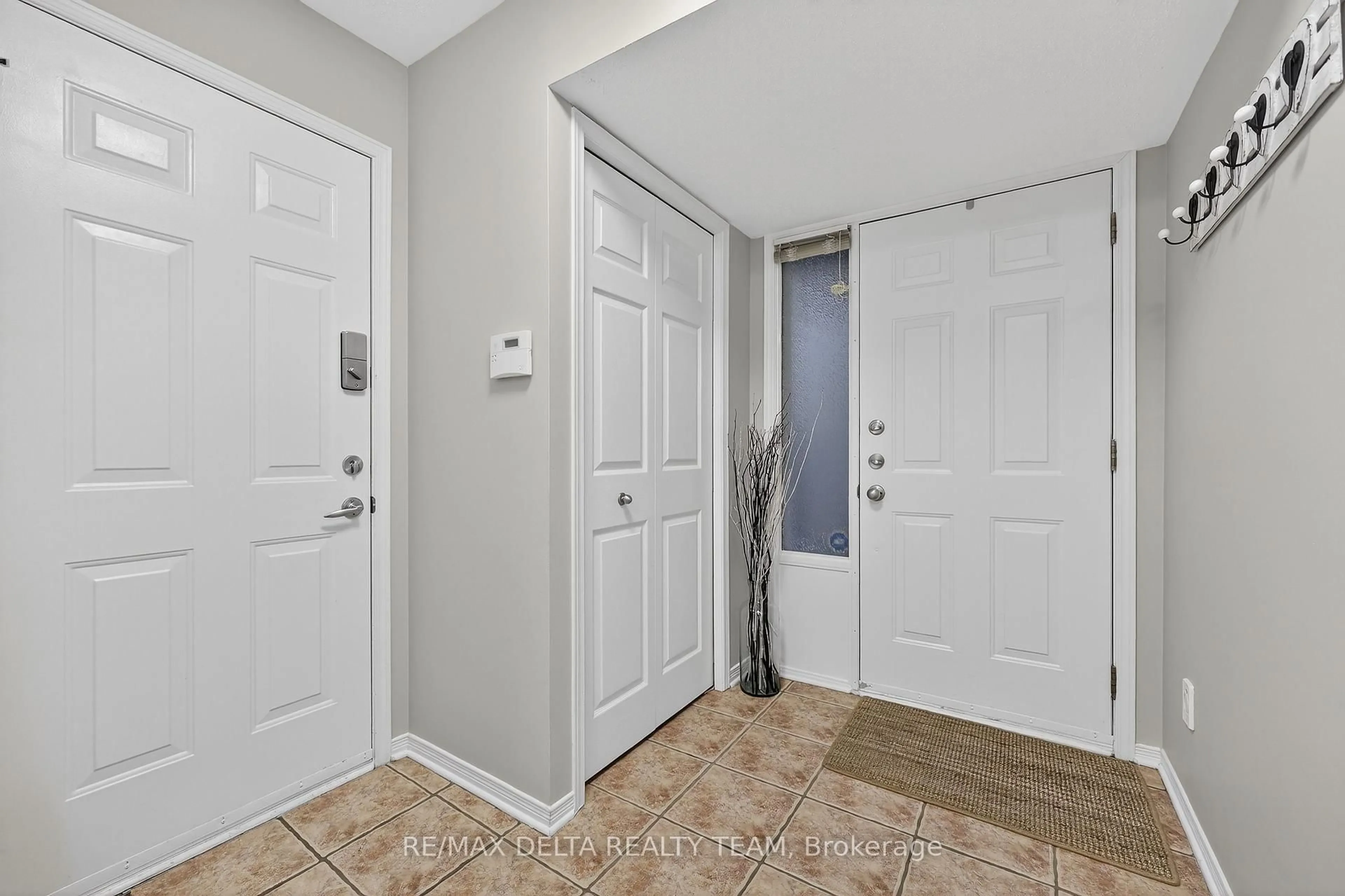 Indoor entryway for 63 Highwood Private, Ottawa Ontario K1K 4X6