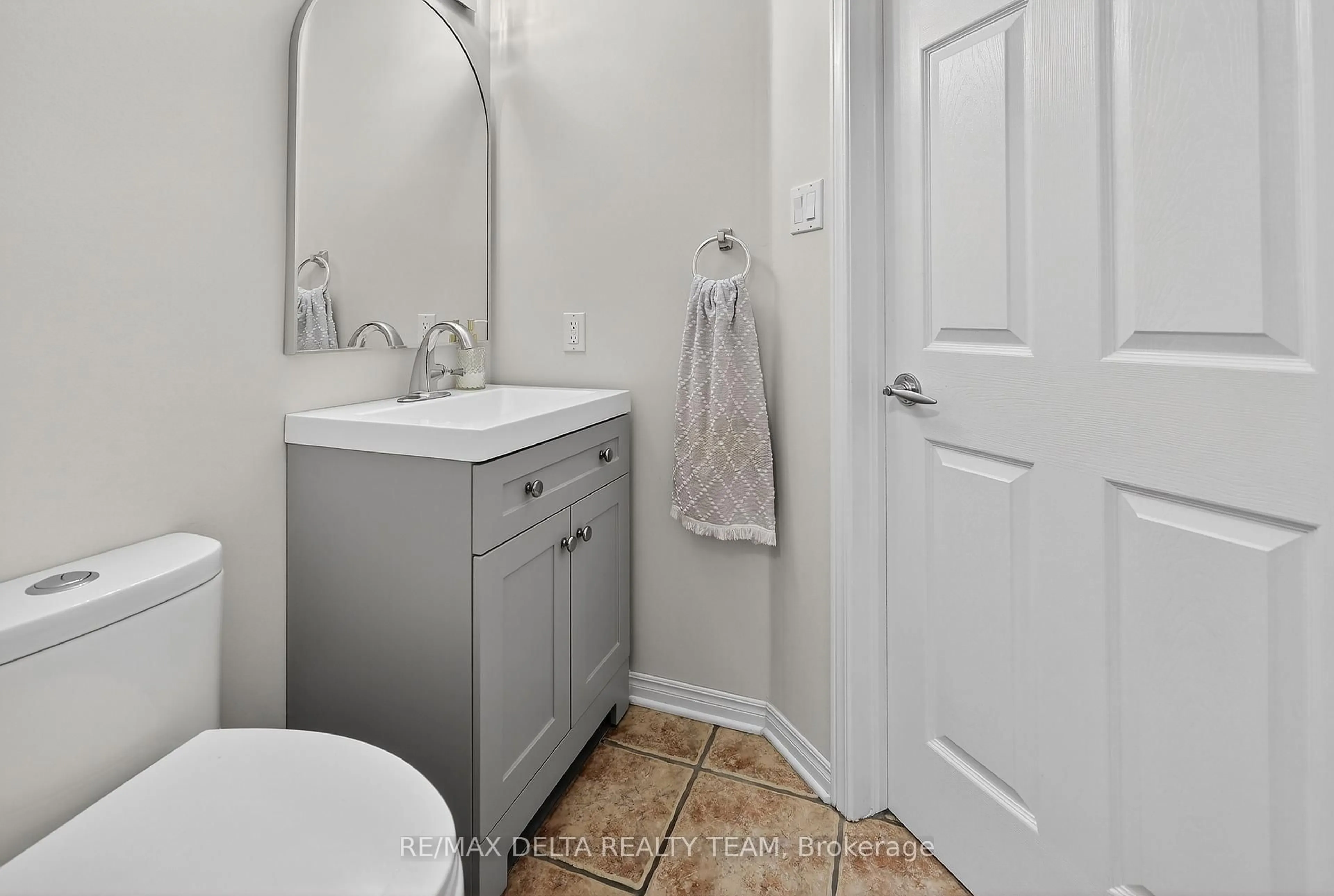 Standard bathroom, ceramic/tile floor for 63 Highwood Private, Ottawa Ontario K1K 4X6