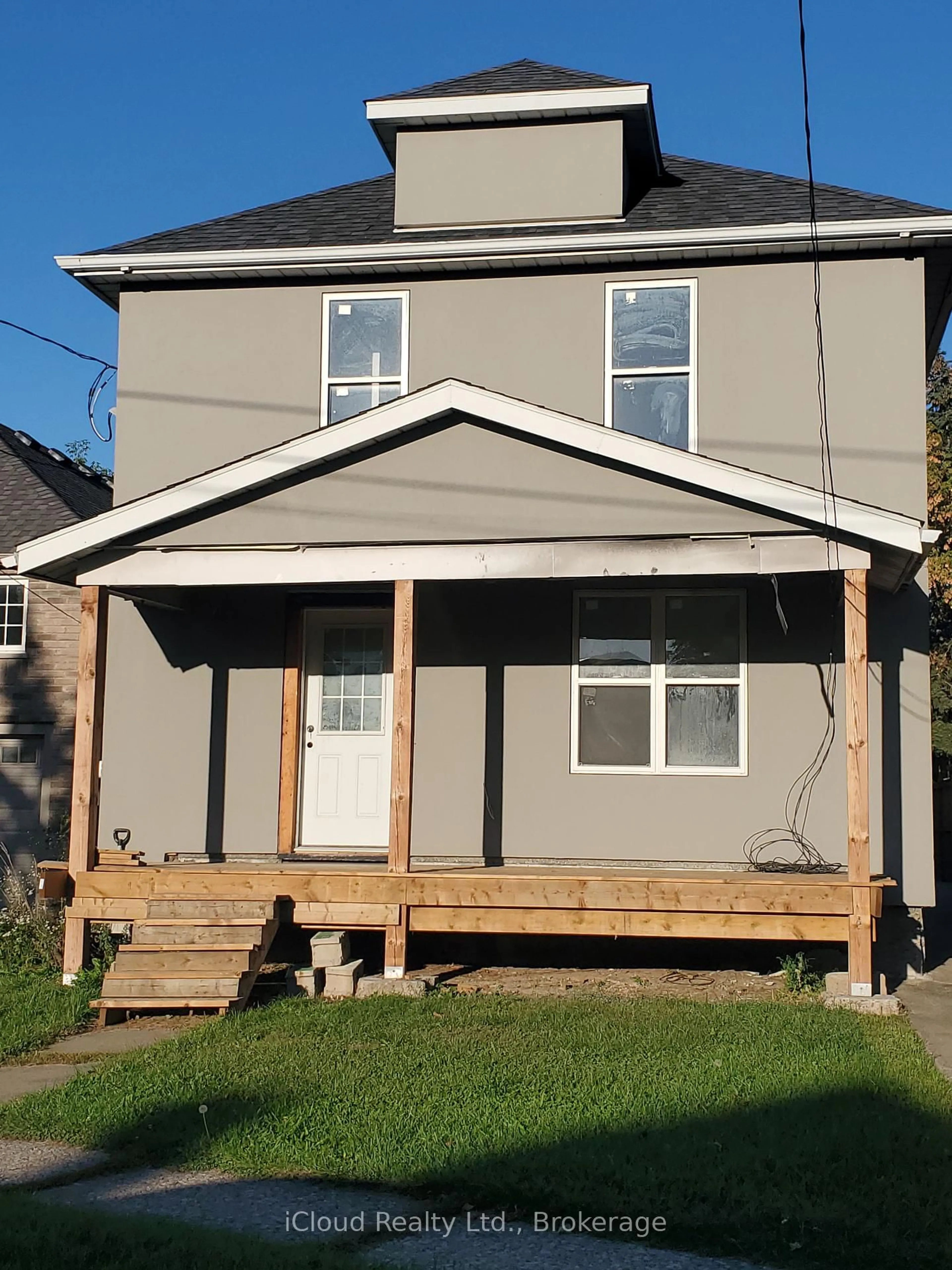 Home with vinyl exterior material, street for 62 Currie St, St. Catharines Ontario L2M 5M8