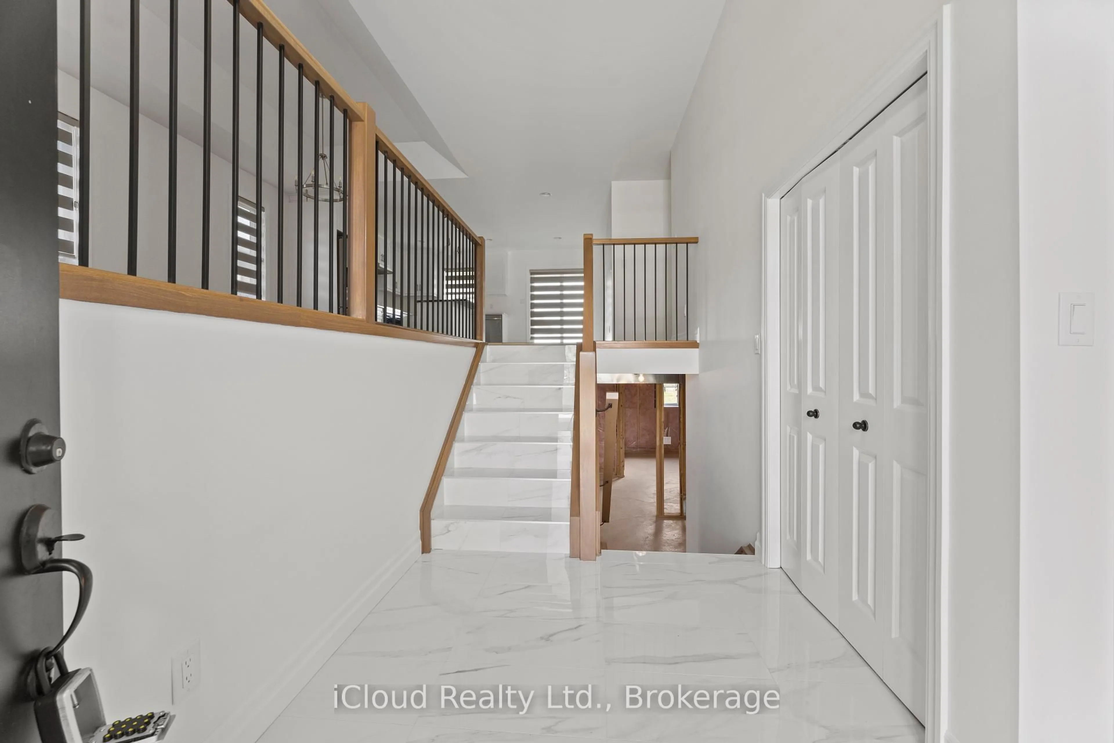 Indoor foyer for 22 Kingsbridge Dr, Amherstburg Ontario N9V 4A4