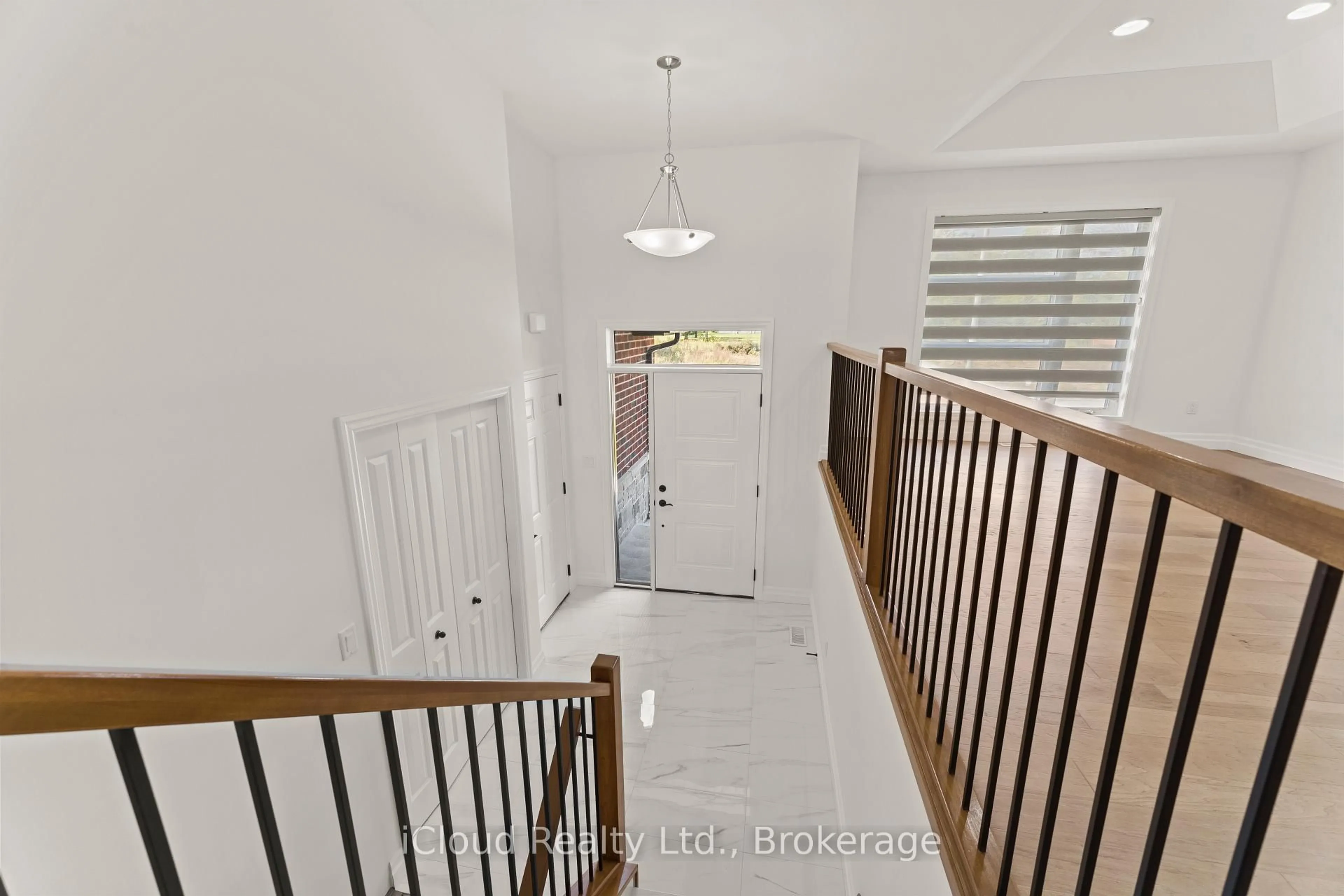 Indoor foyer for 22 Kingsbridge Dr, Amherstburg Ontario N9V 4A4
