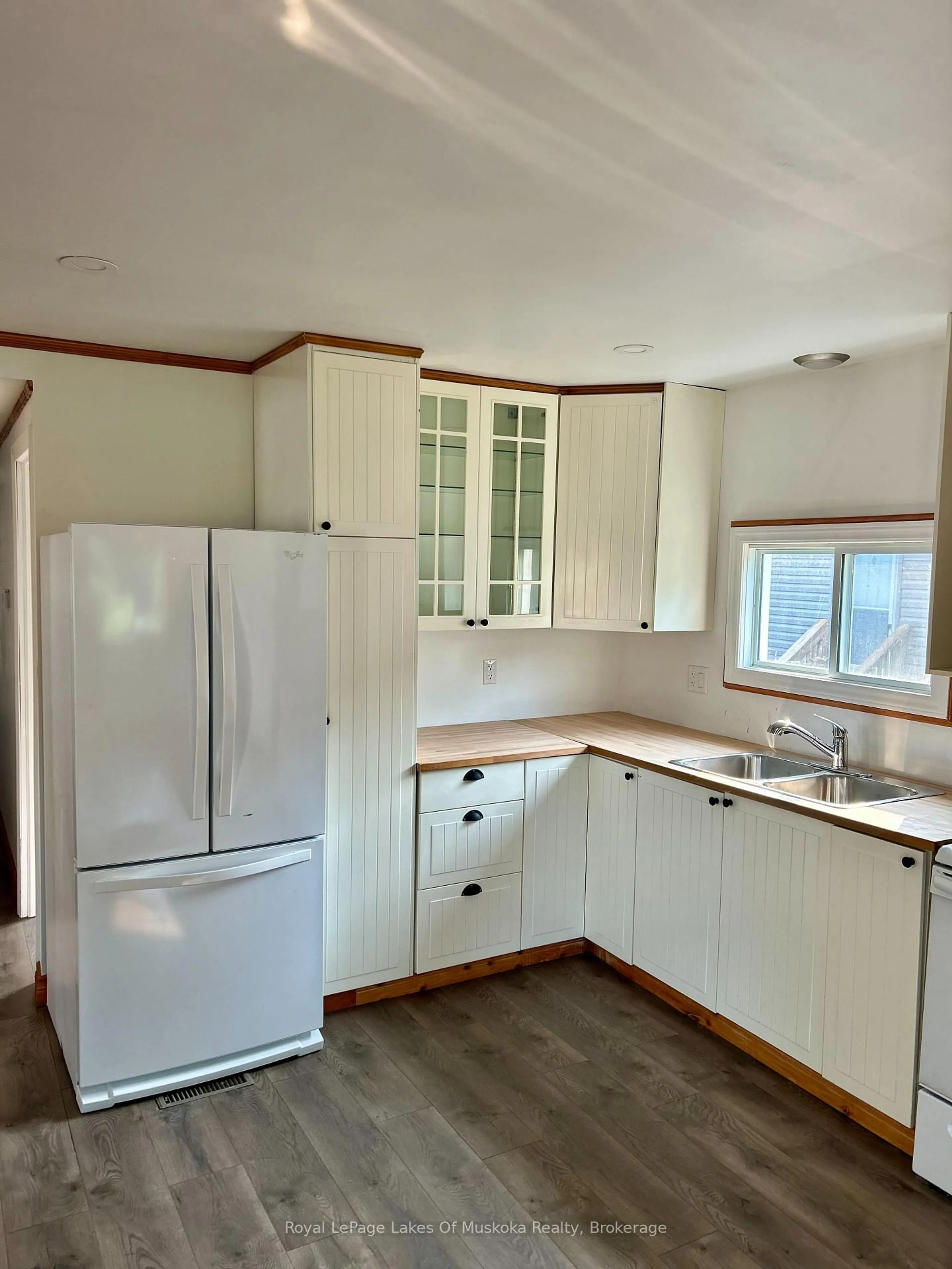 Standard kitchen, wood/laminate floor for 1701 Highway 11 #8, Gravenhurst Ontario P0E 1G0