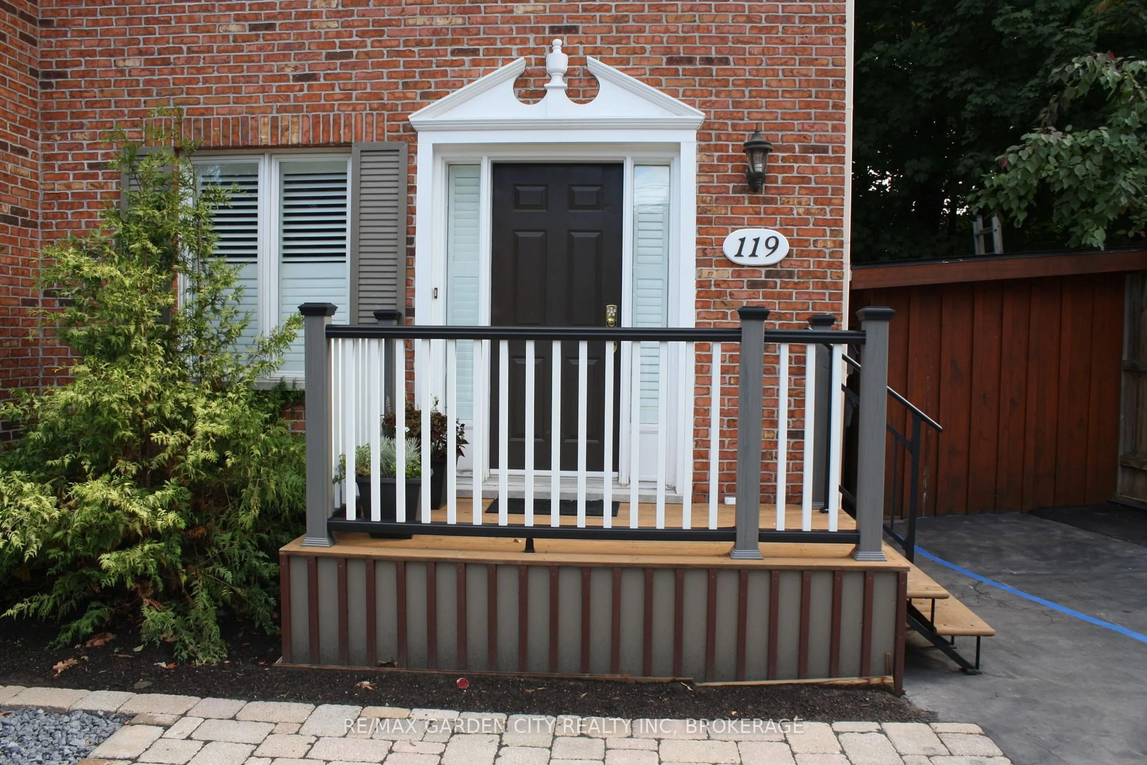 Patio, street for 119 Main St, Grimsby Ontario L3M 3Y1