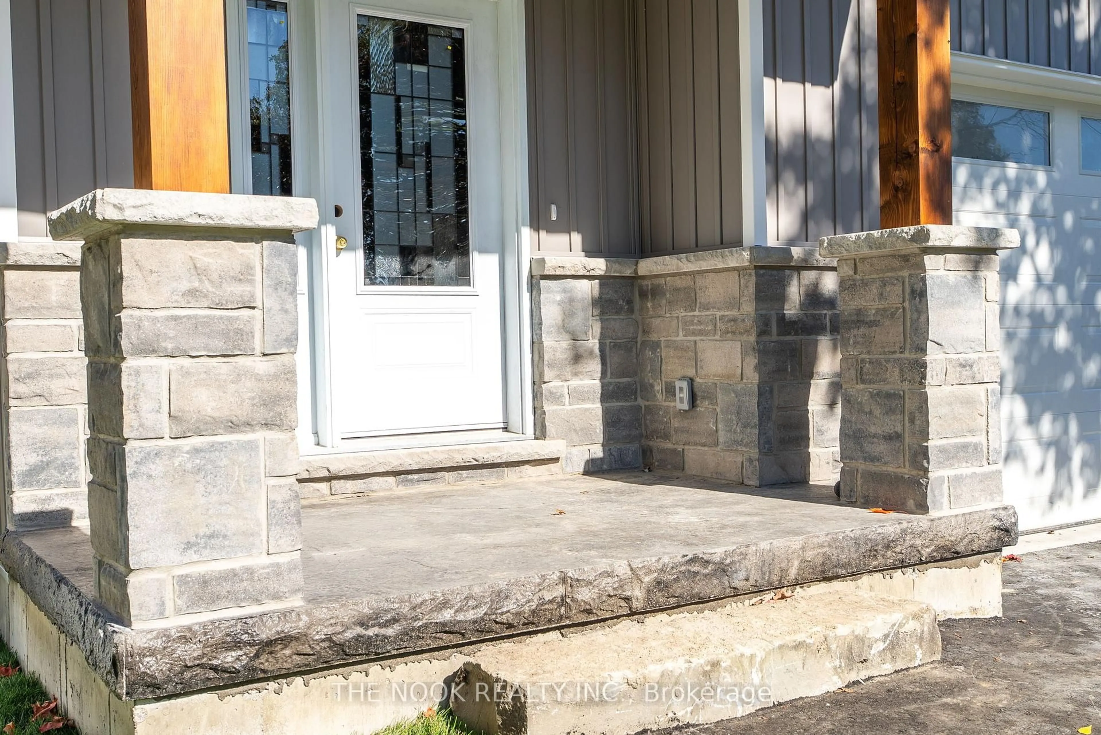 Indoor entryway for 50 Russell St, Kawartha Lakes Ontario K9V 2A6