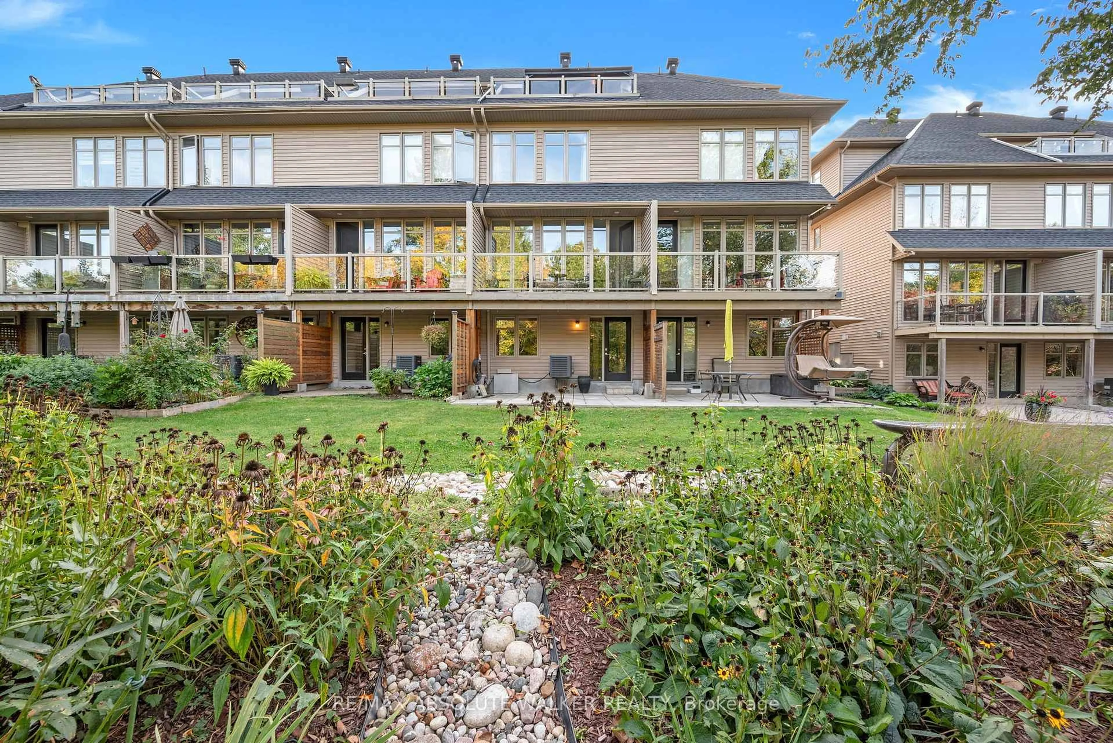 Patio, building for 49 Aveia Private, Ottawa Ontario K4A 0X1