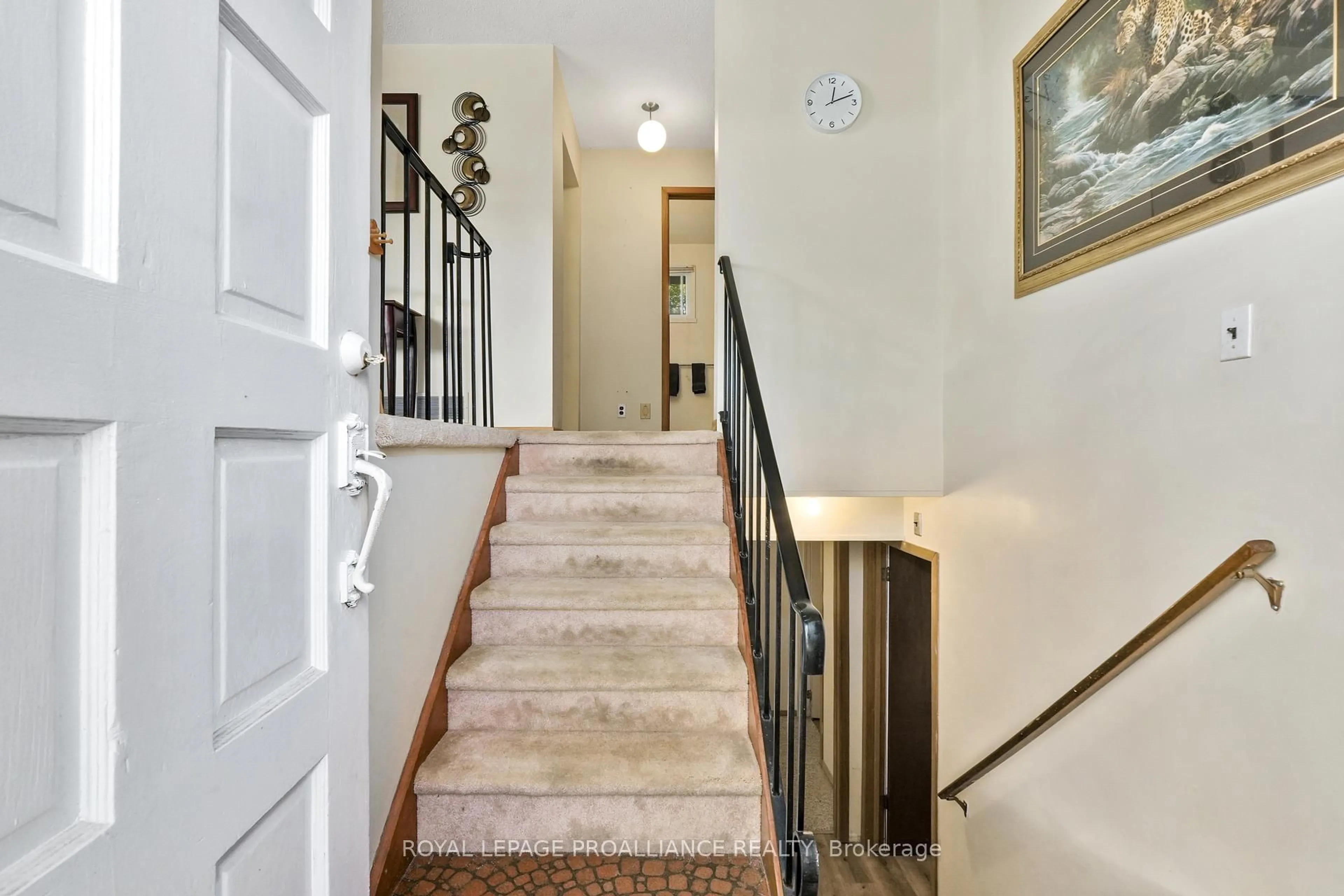Indoor foyer for 70 Pellissier St, Trent Hills Ontario K0L 1L0