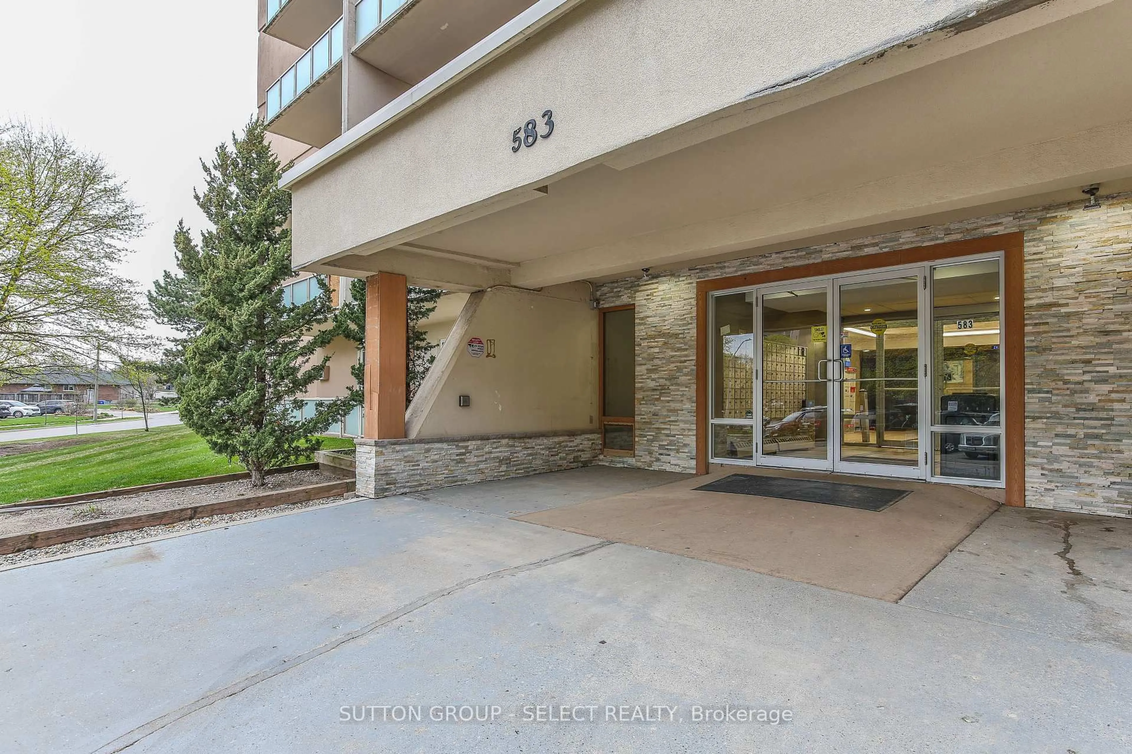 Indoor foyer for 583 MORNINGTON Ave #409, London East Ontario N5Y 3E9