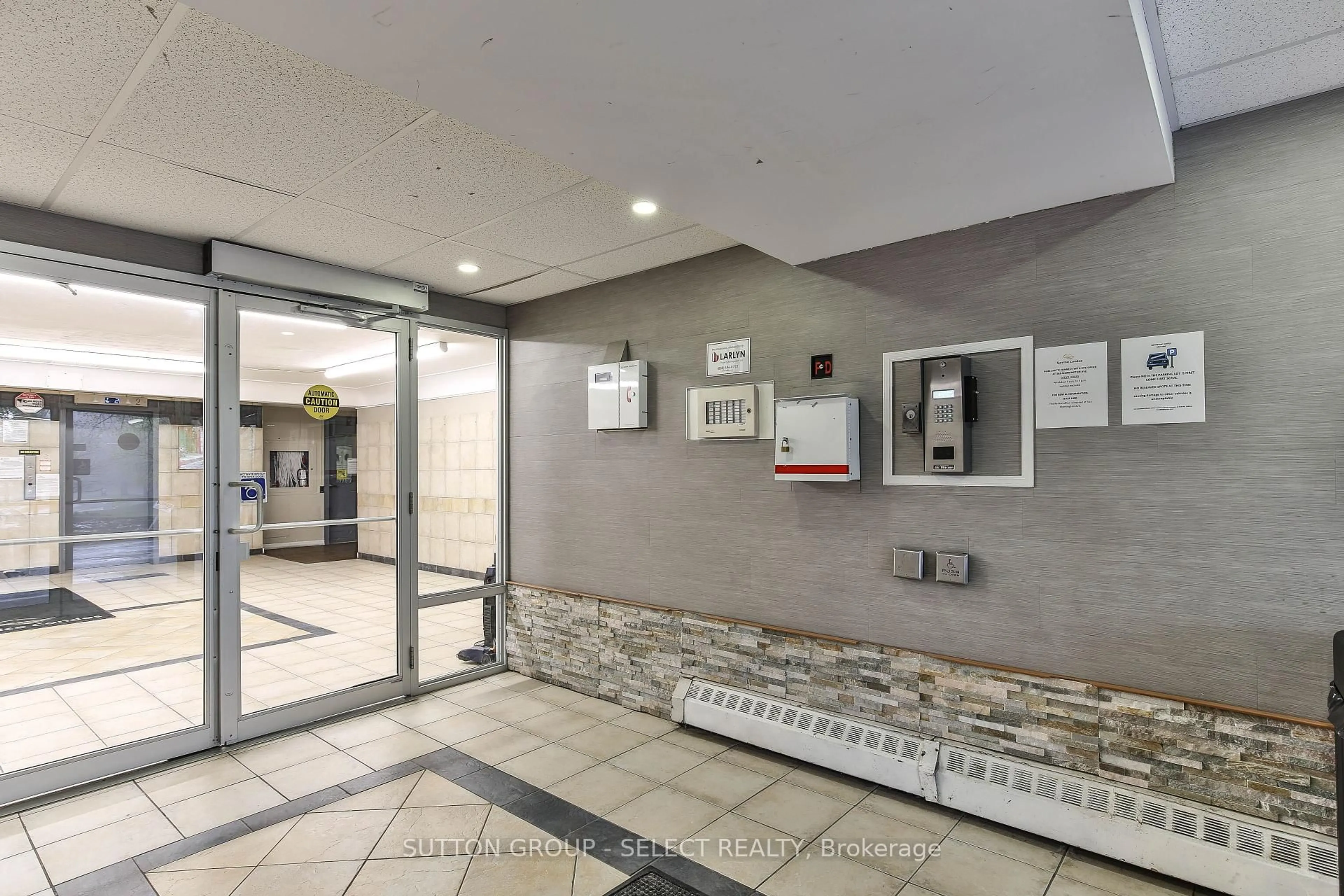 Indoor foyer for 583 MORNINGTON Ave #409, London East Ontario N5Y 3E9
