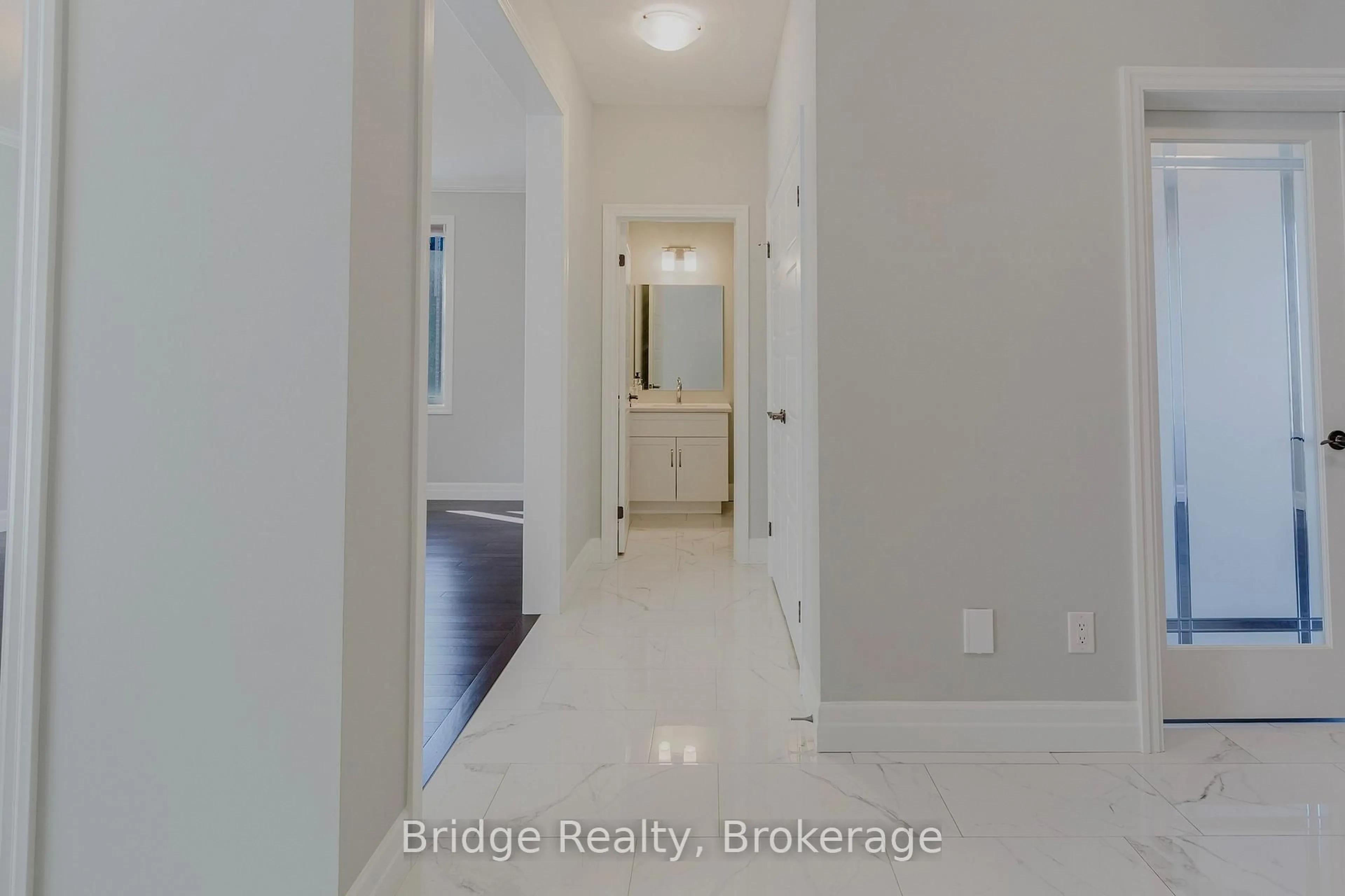 Indoor entryway for 133 Birdie Crt, Woodstock Ontario N4T 0N3