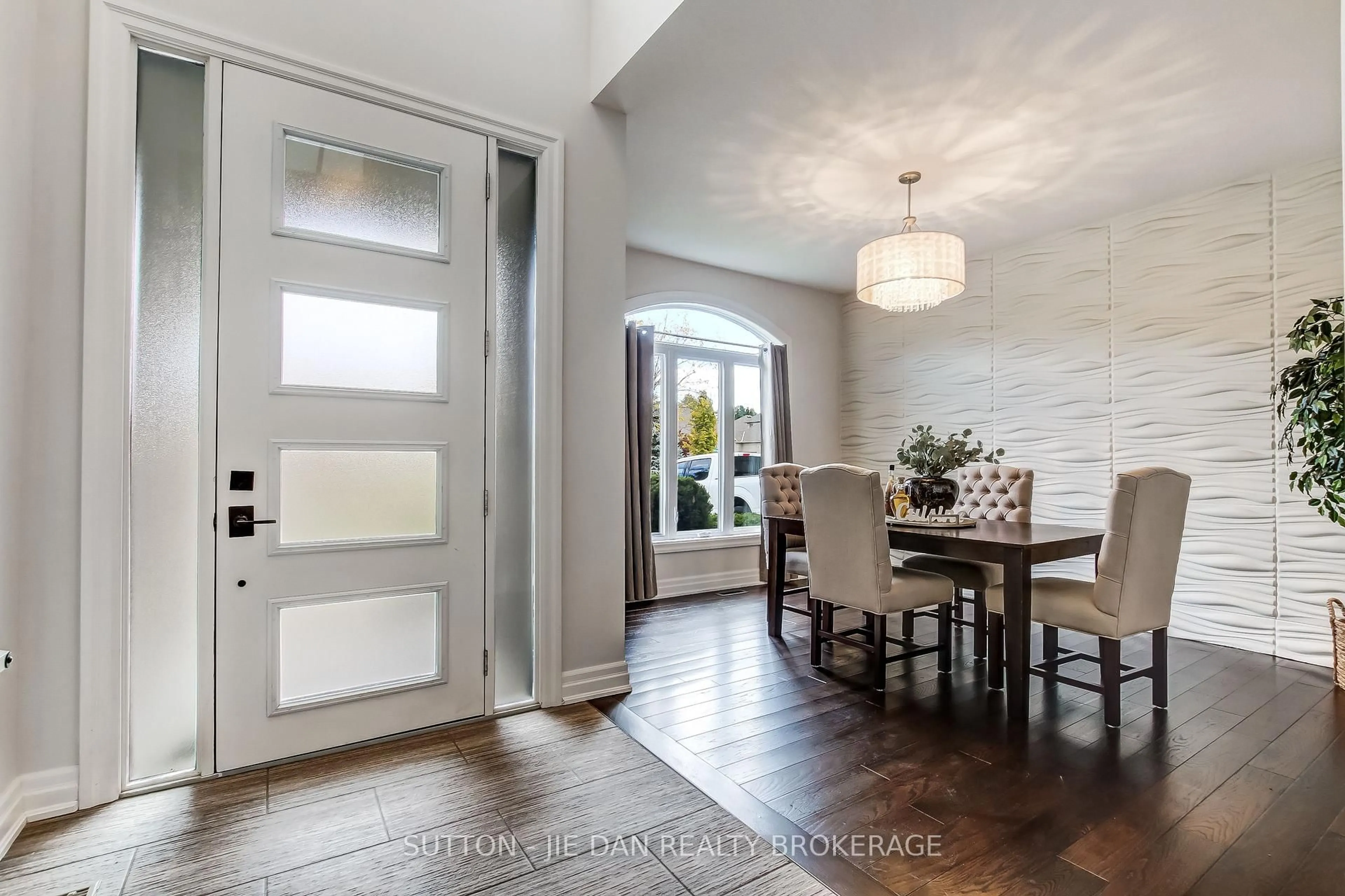 Indoor entryway for 1413 KAINS WOODS Terr, London South Ontario N6K 4Z7