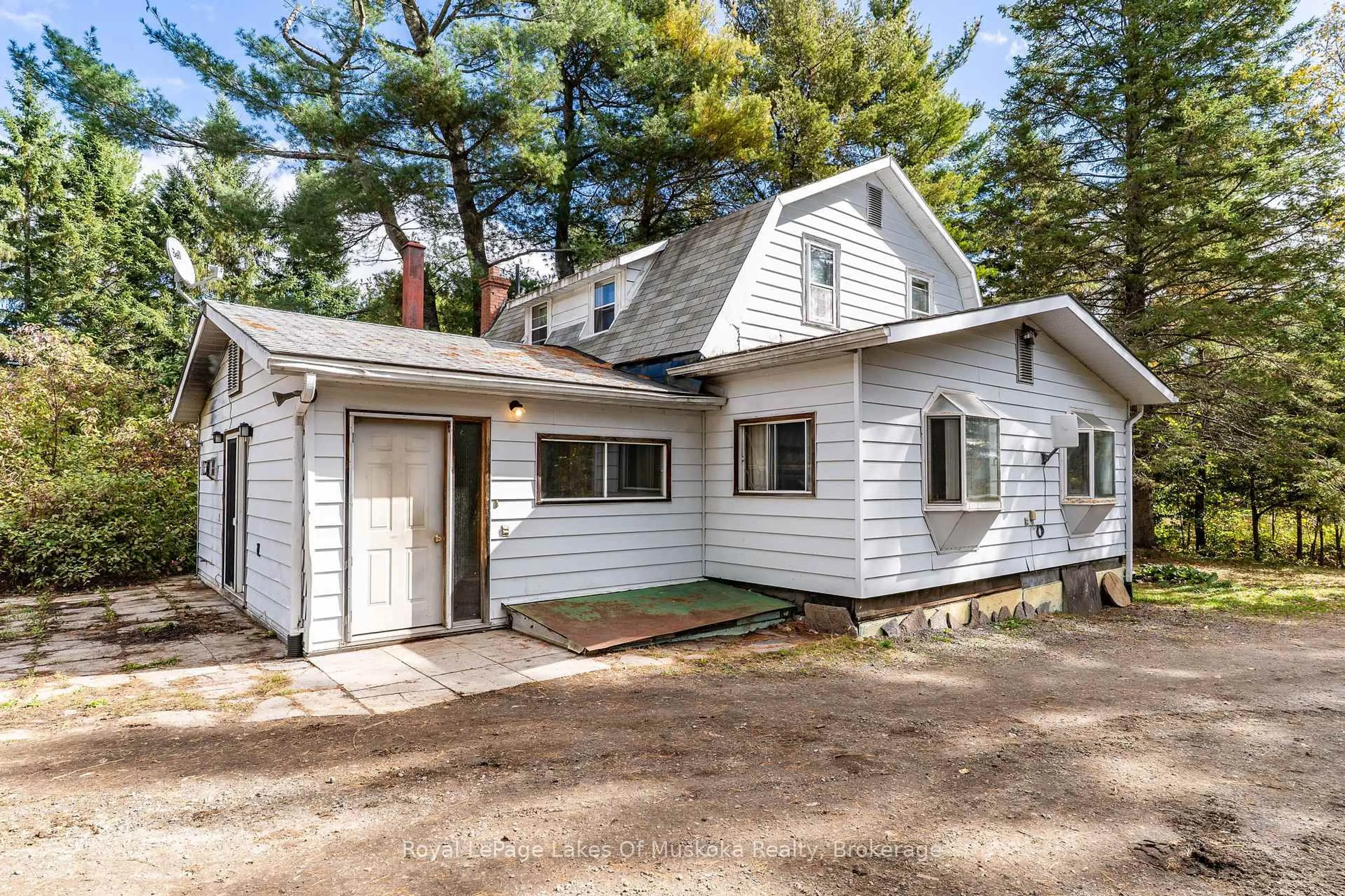Home with vinyl exterior material, street for 1015 Hewlitt Rd, Muskoka Lakes Ontario P1L 0J4