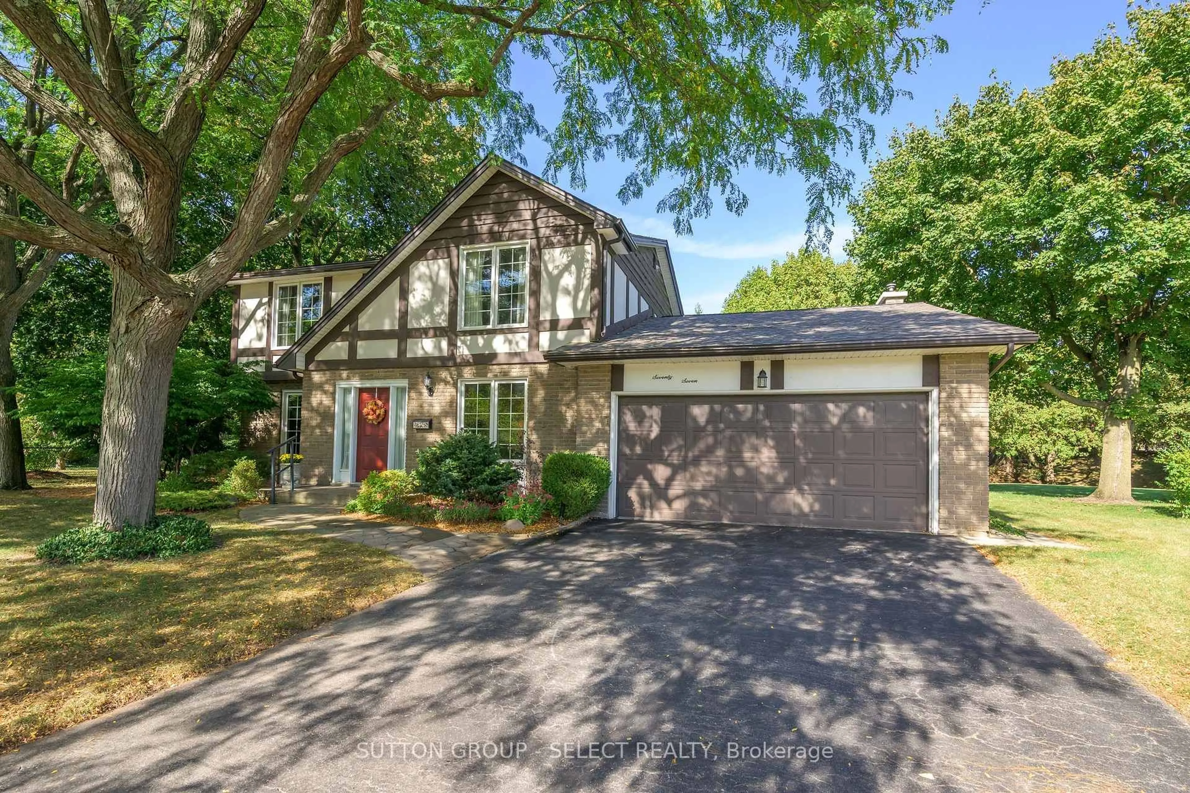 Home with vinyl exterior material, street for 77 Hampton Crt, London North Ontario N6H 2P3