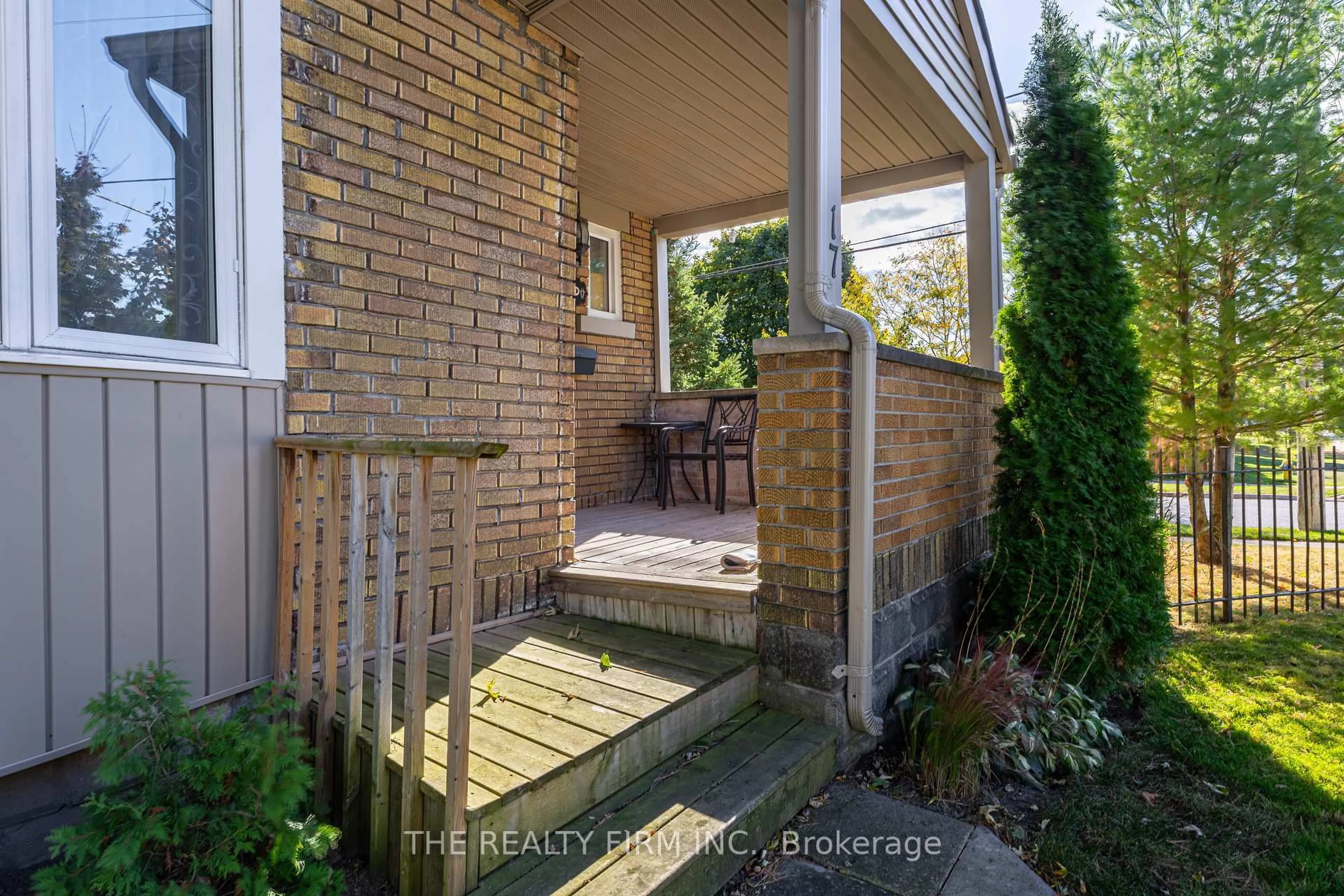 Unknown for 17 Maud St, London South Ontario N5Z 2Y2