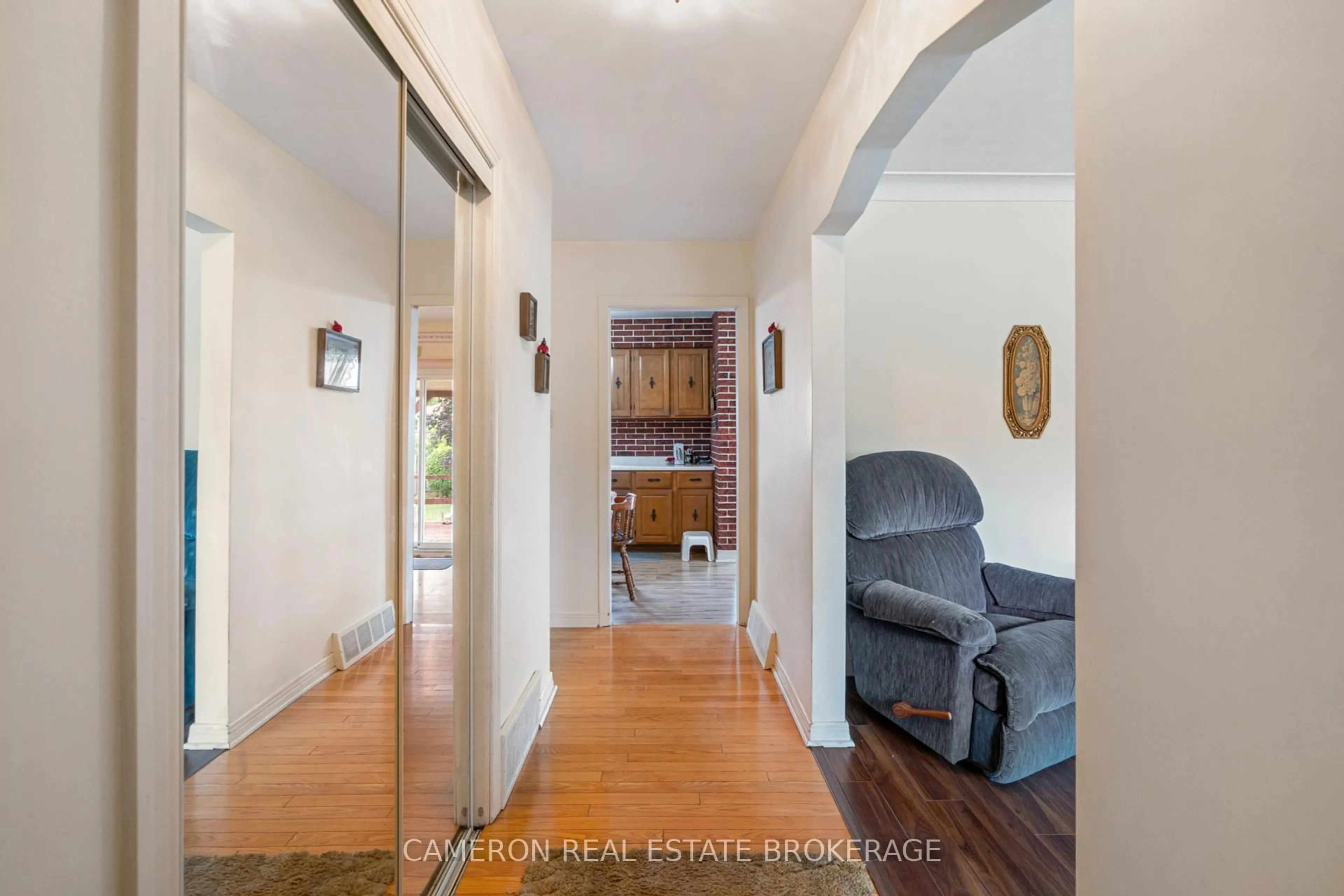 Indoor entryway for 611 Carleton St, Cornwall Ontario K6H 4Y4