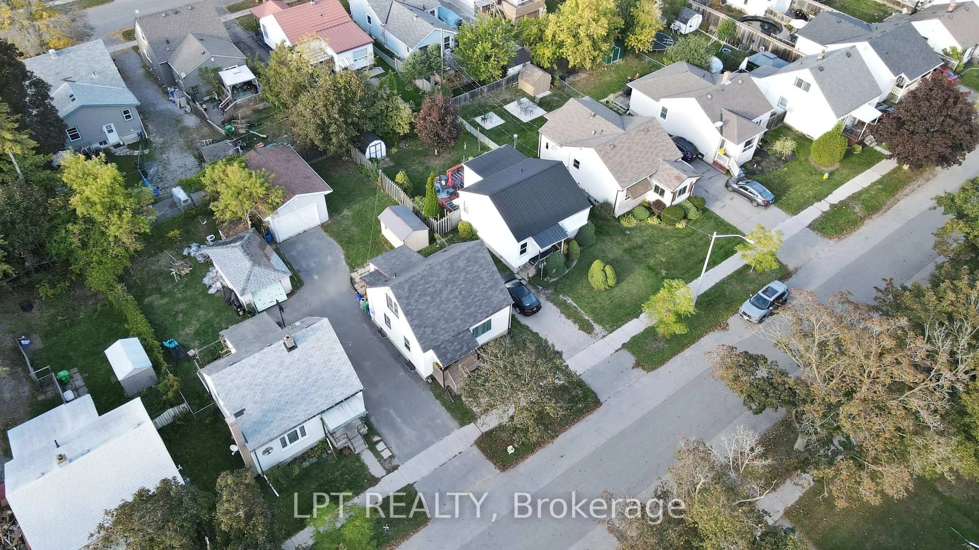 A pic from outside/outdoor area/front of a property/back of a property/a pic from drone, street for 772 Duffus St, Peterborough Ontario K9J 4K4