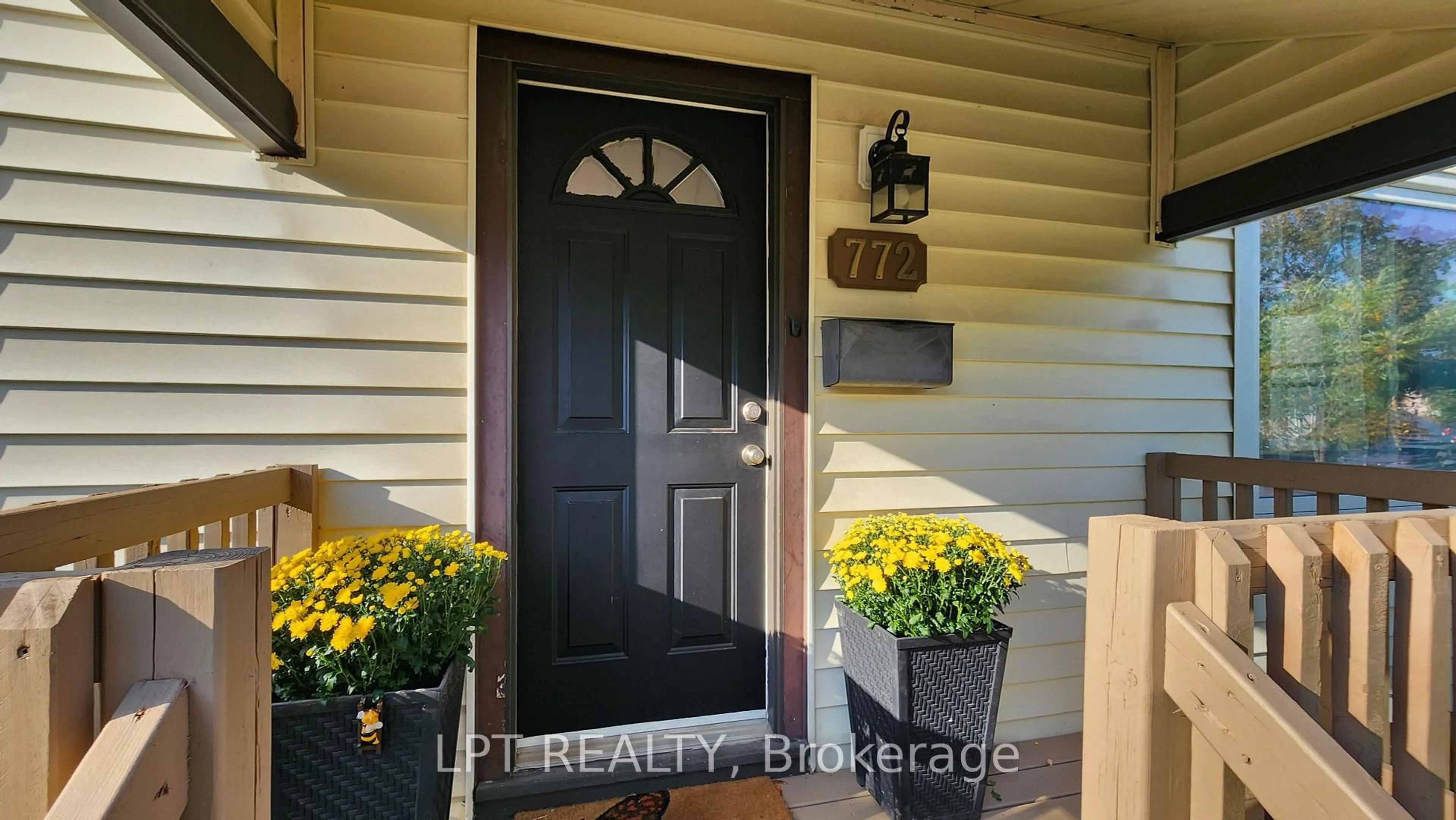 Indoor entryway for 772 Duffus St, Peterborough Ontario K9J 4K4