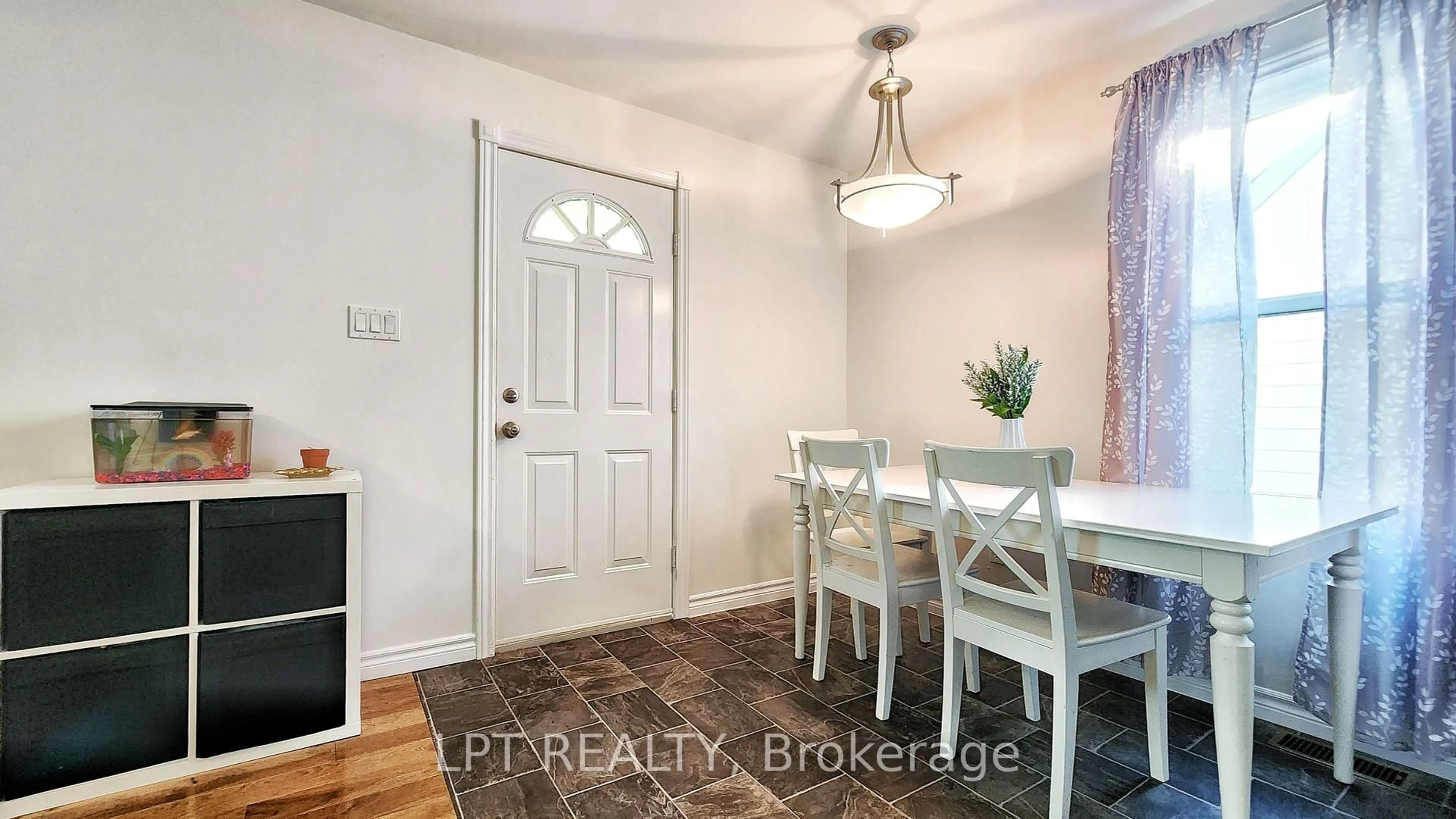 Indoor entryway for 772 Duffus St, Peterborough Ontario K9J 4K4
