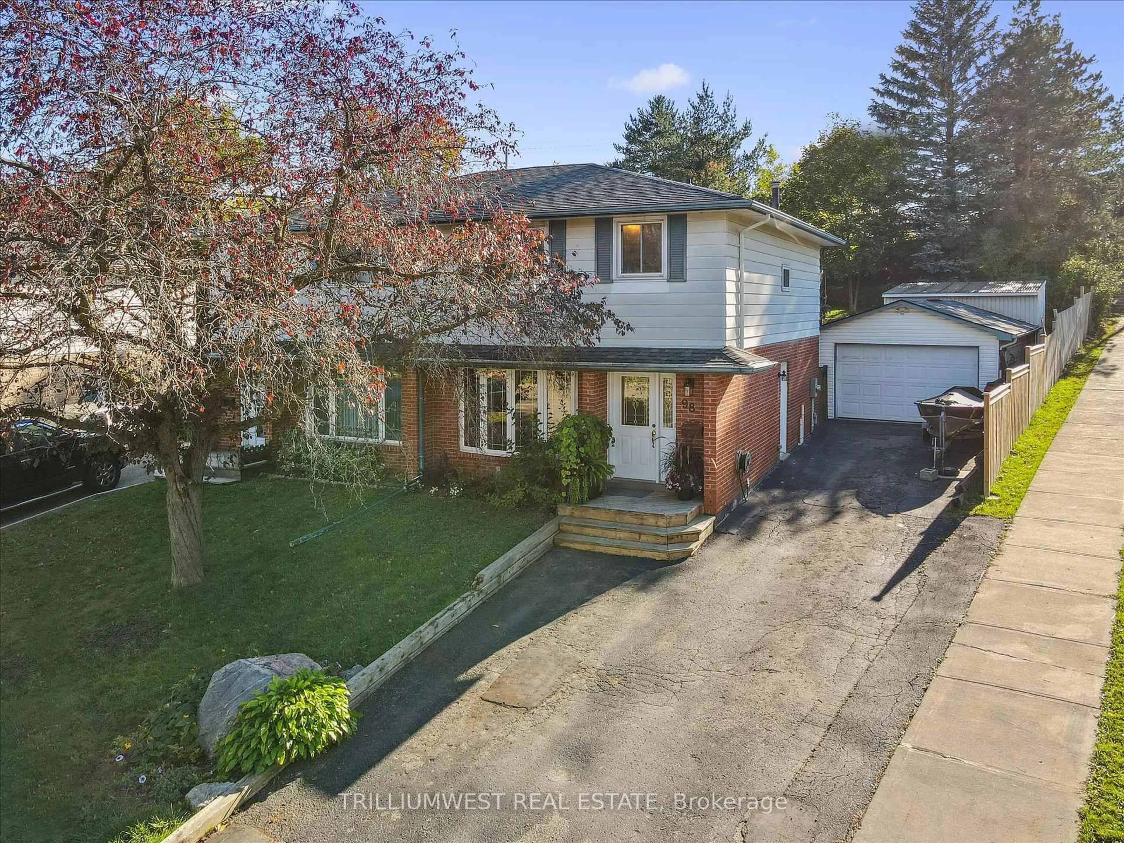A pic from outside/outdoor area/front of a property/back of a property/a pic from drone, street for 98 Shadeland Cres, Kitchener Ontario N2M 2H9