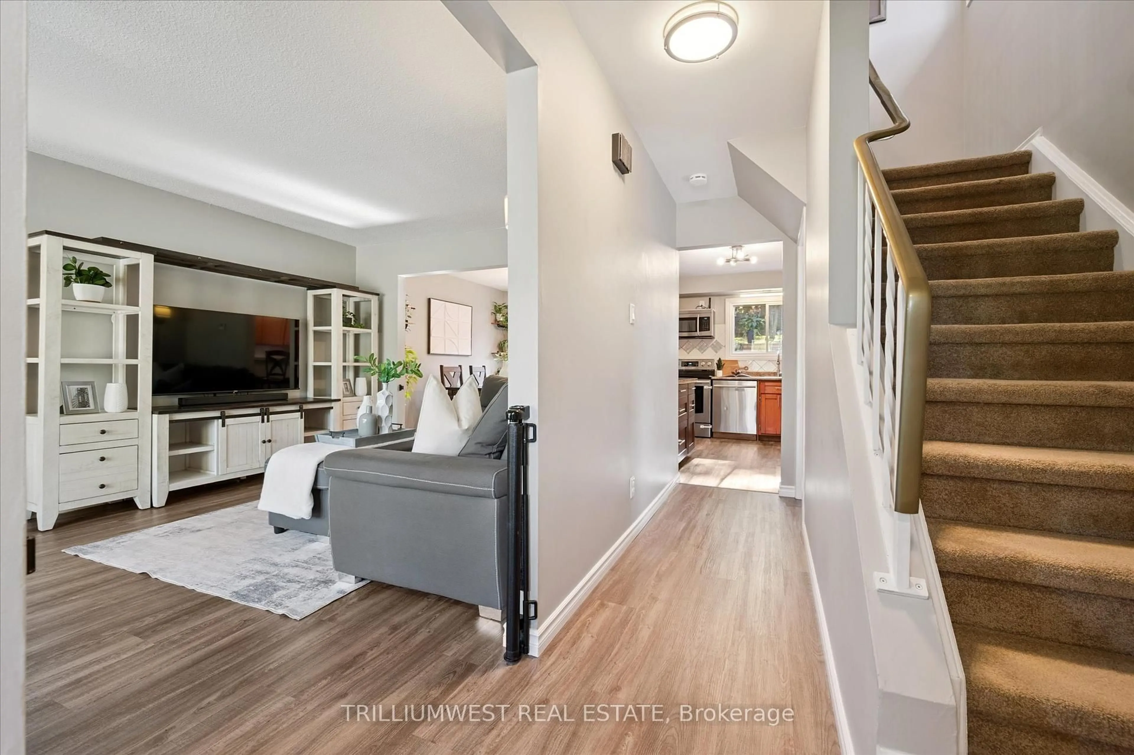 Indoor entryway for 98 Shadeland Cres, Kitchener Ontario N2M 2H9