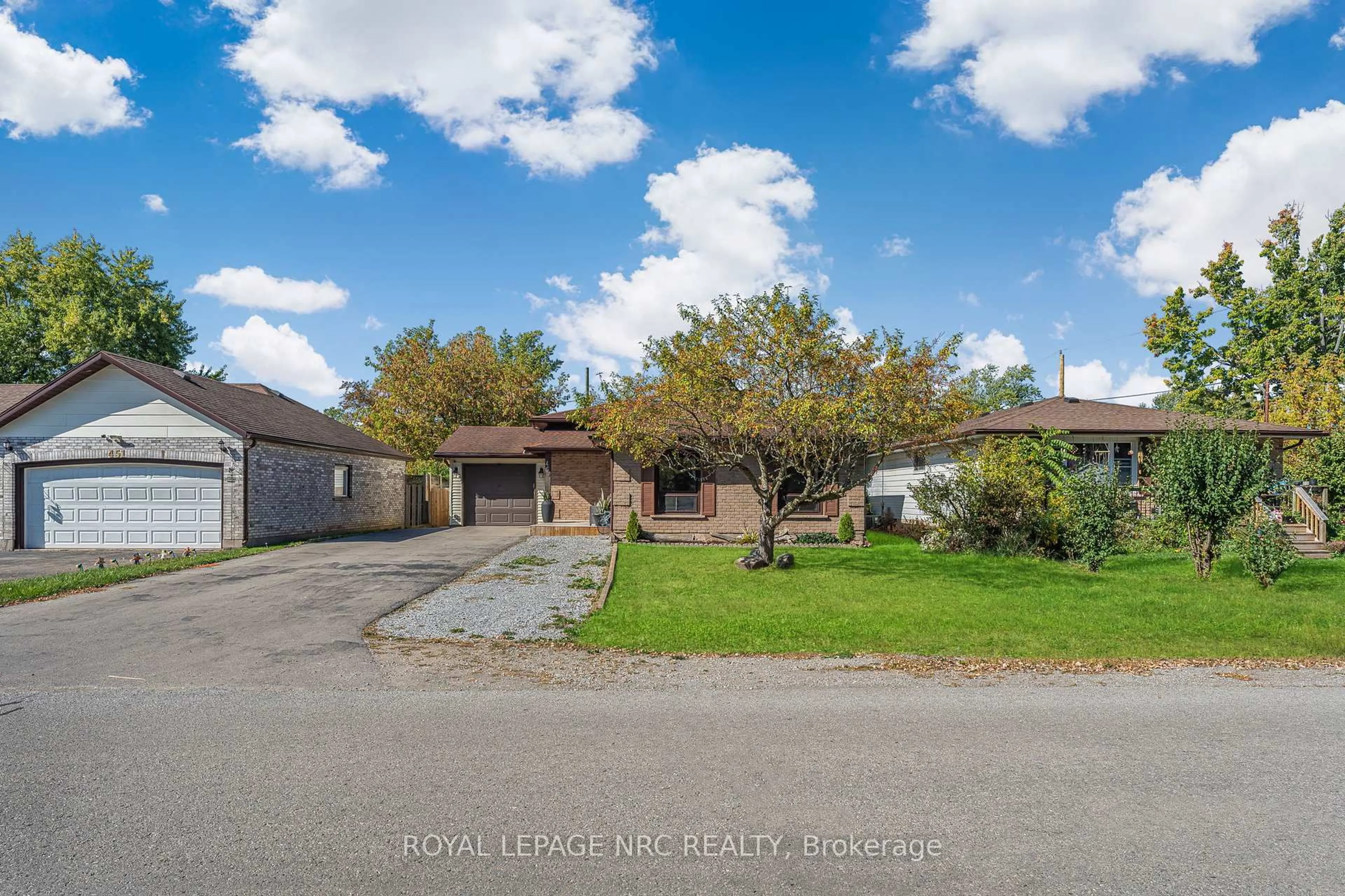 A pic from outside/outdoor area/front of a property/back of a property/a pic from drone, street for 459 Lakeview Rd, Fort Erie Ontario L2A 4W2
