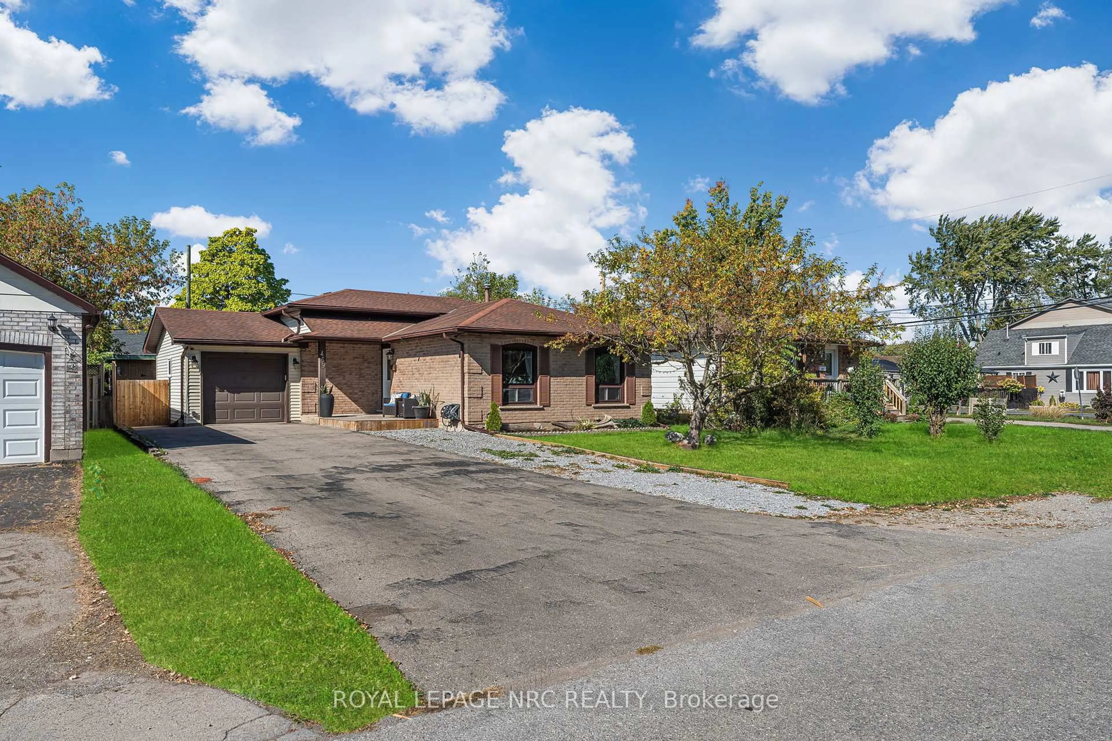 A pic from outside/outdoor area/front of a property/back of a property/a pic from drone, street for 459 Lakeview Rd, Fort Erie Ontario L2A 4W2