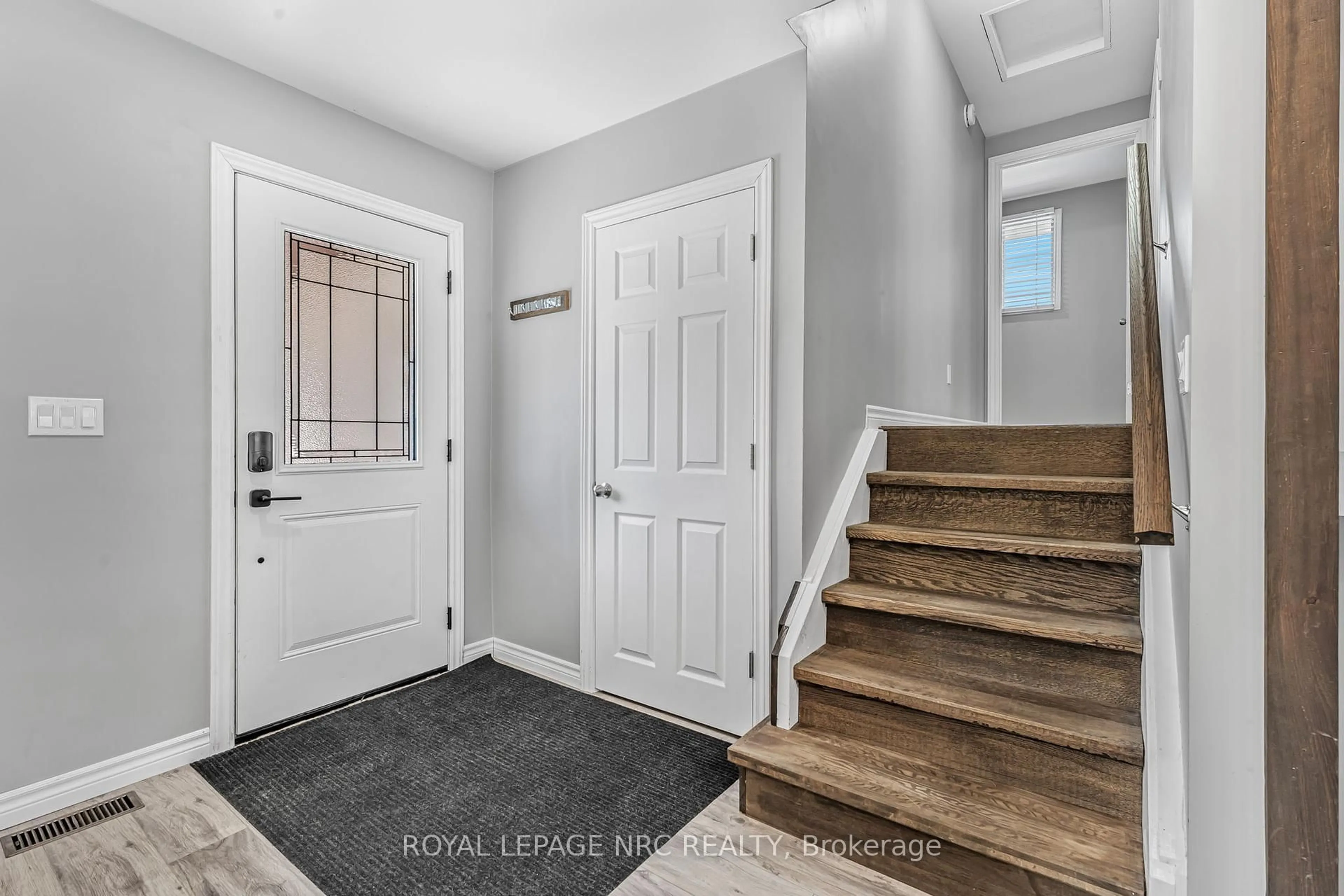 Indoor entryway for 459 Lakeview Rd, Fort Erie Ontario L2A 4W2