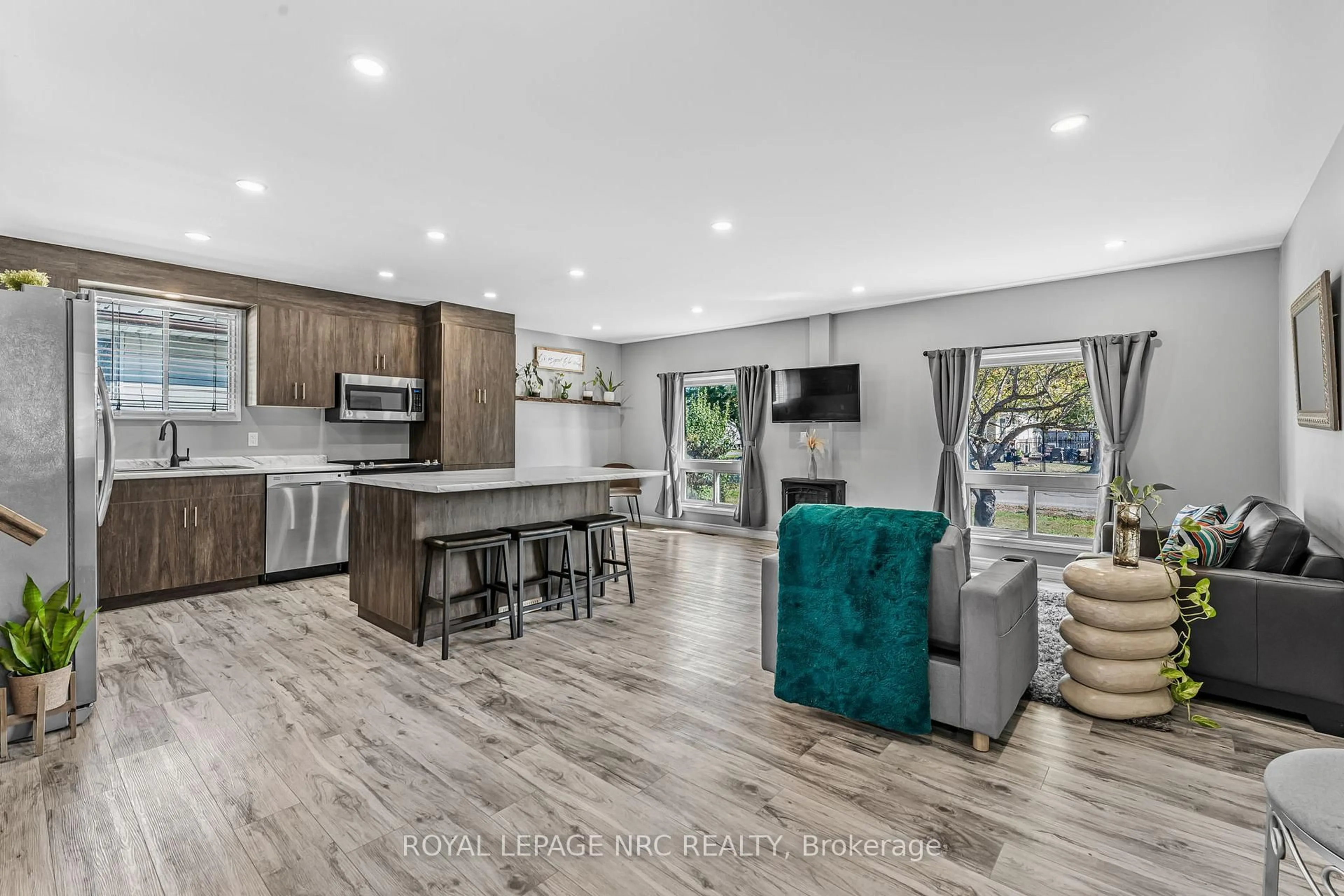 Open concept kitchen, unknown for 459 Lakeview Rd, Fort Erie Ontario L2A 4W2